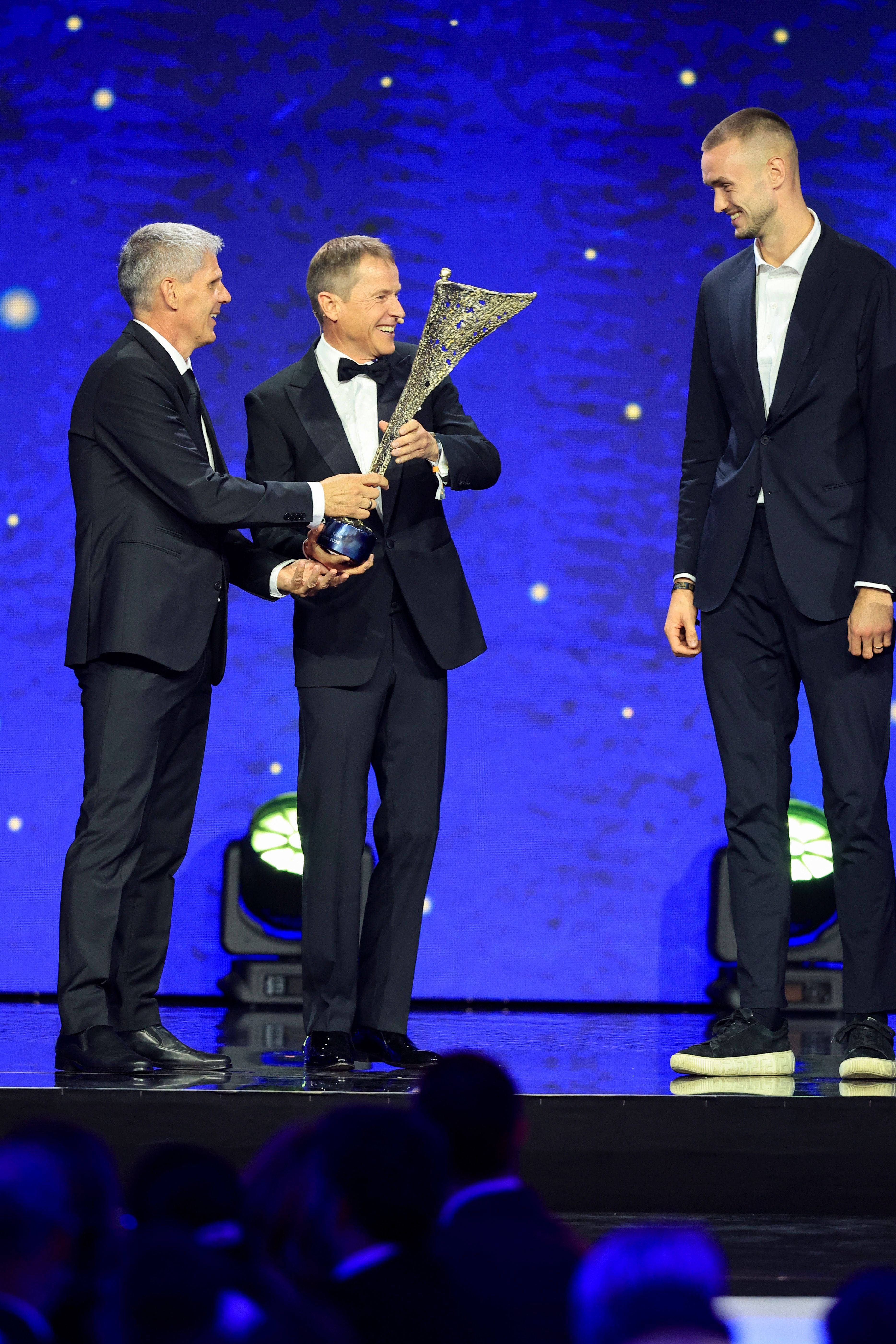 Double-Gewinner LASK: Andreas Goldberger übergibt NIKI an Kühbauer (l.) und Kalajdzic.