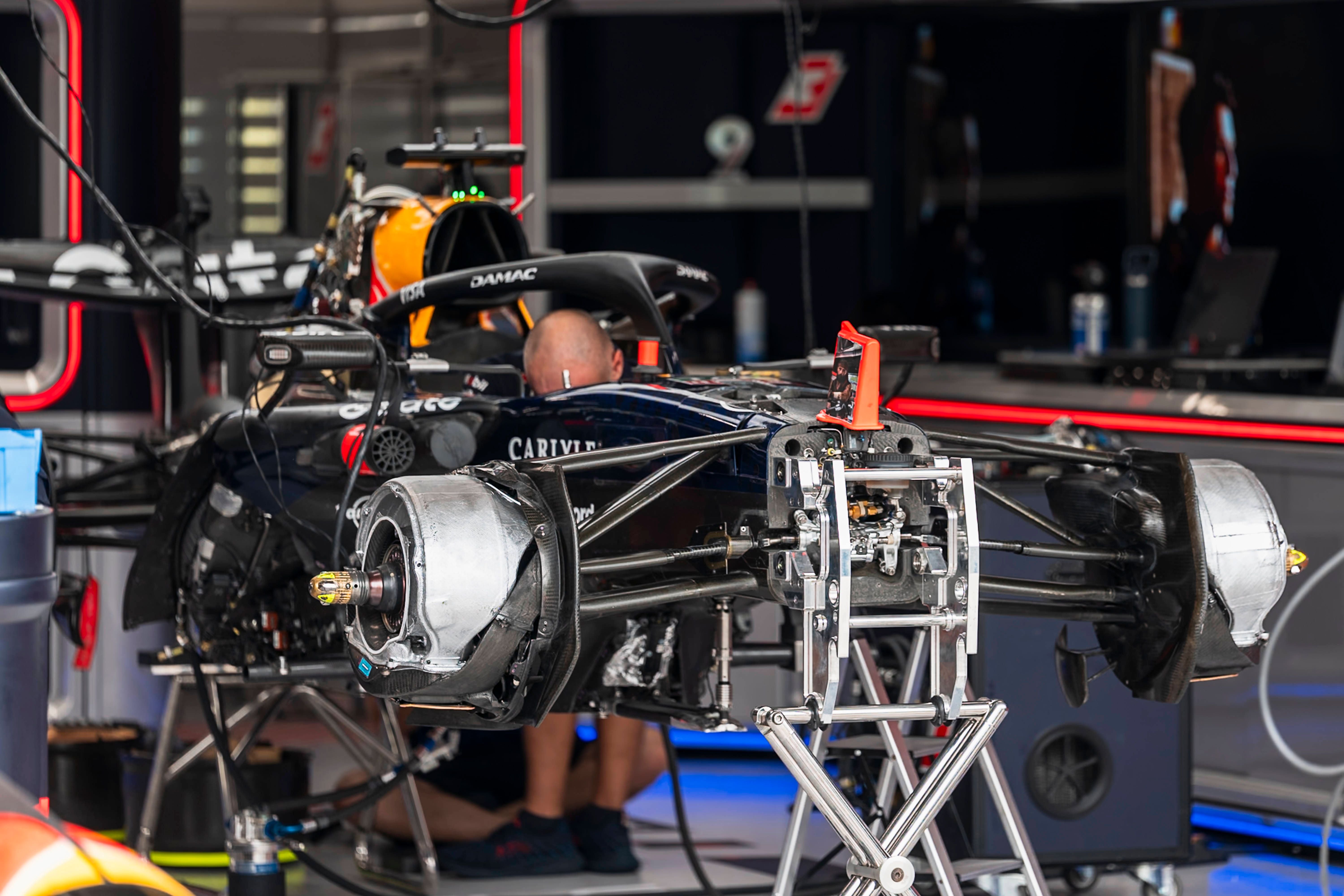 Ein Red Bull Racing Formel-1-Auto ohne Hinterräder wird in der Boxengasse gewartet.