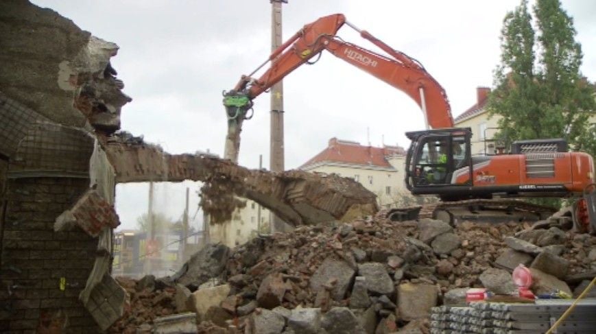 Bagger reißt alten Viadukt zwischen Praterstern und Donaukanal ein, Trümmer liegen herum.