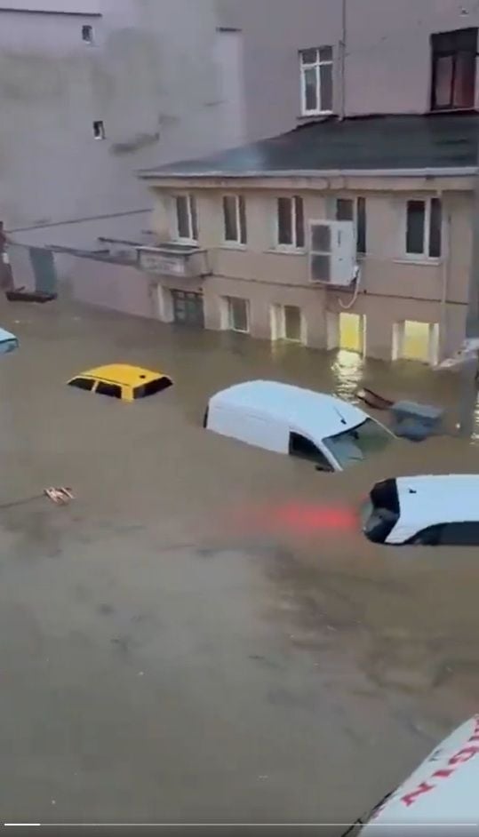 Überflutete Straße in Istanbul, mehrere Autos stehen fast vollständig im Wasser.