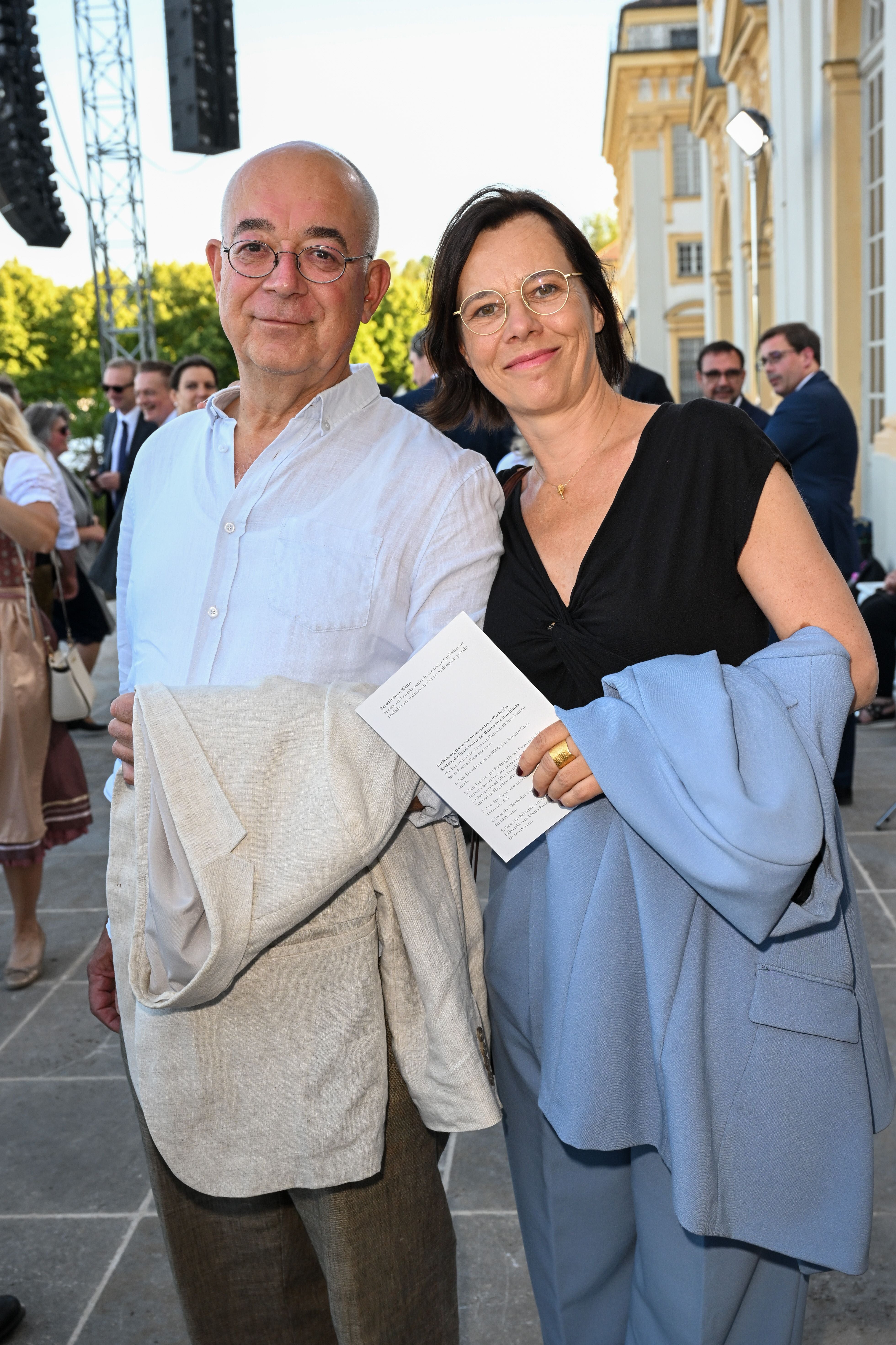 Ein Mann und eine Frau posieren gemeinsam im Freien bei einer Veranstaltung.