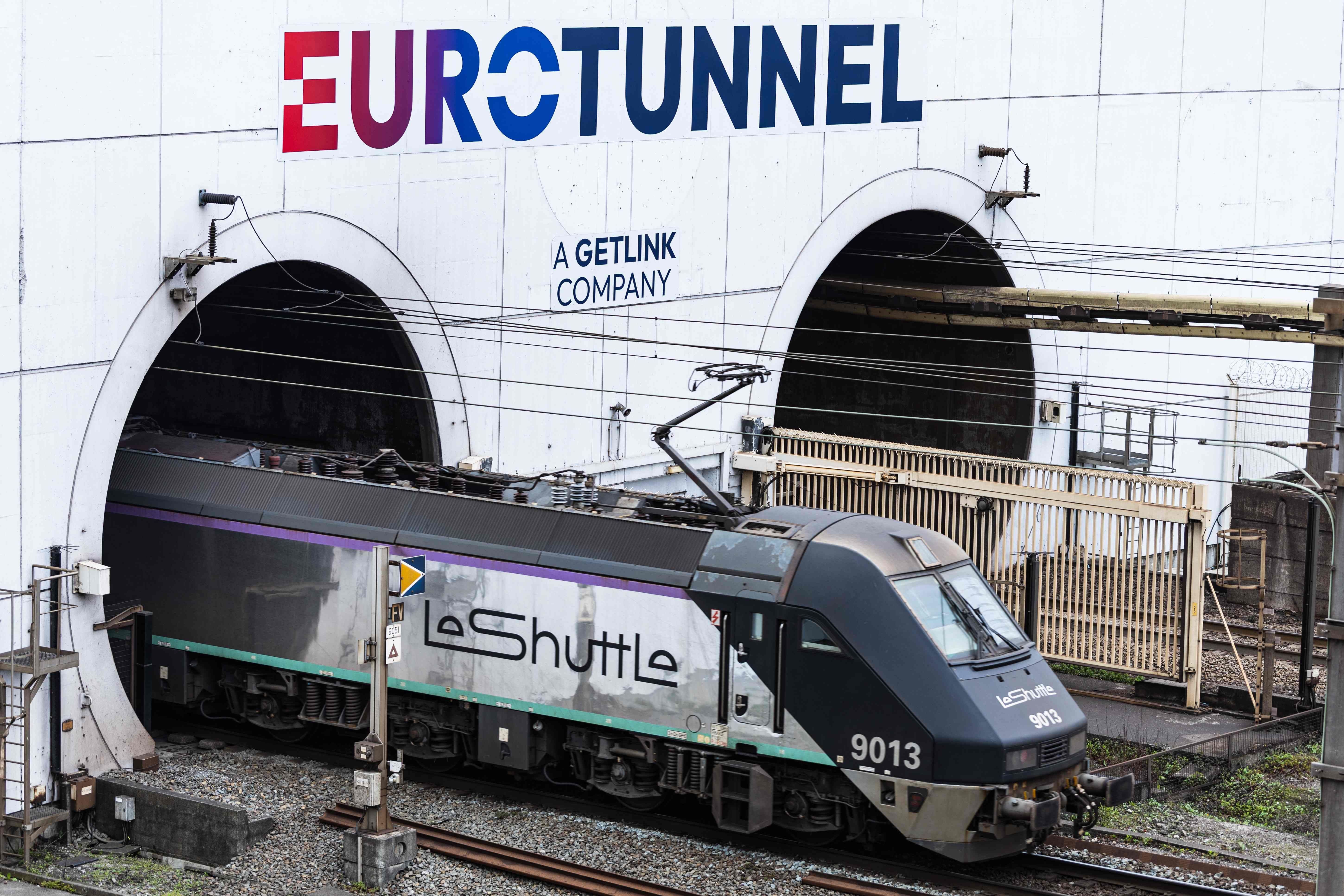 Ein LeShuttle-Zug fährt in den Eurotunnel bei Coquelles, Frankreich, ein.