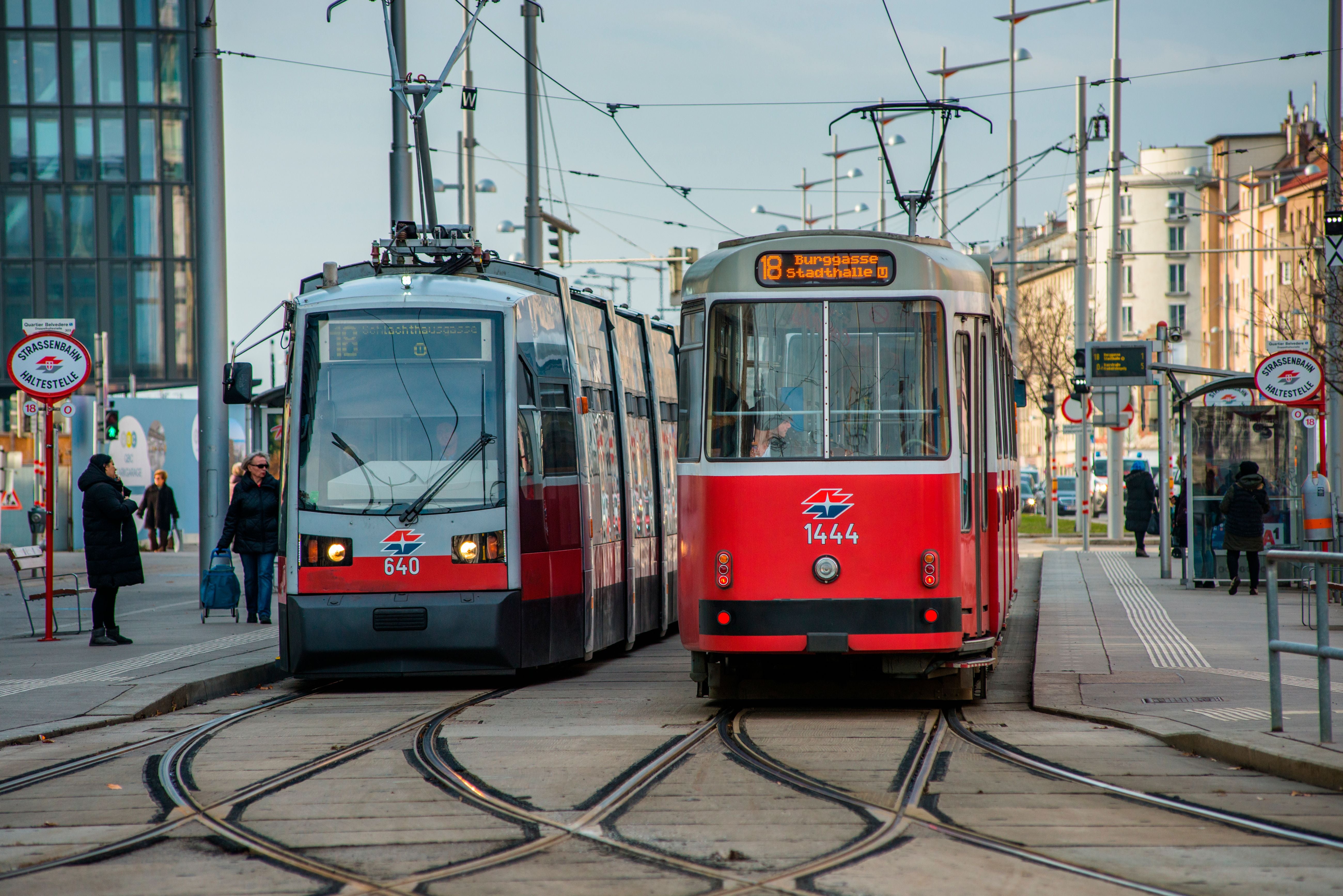 Zwei Straßenbahnen halten an einer Haltestelle nahe dem Hauptbahnhof in Wien.