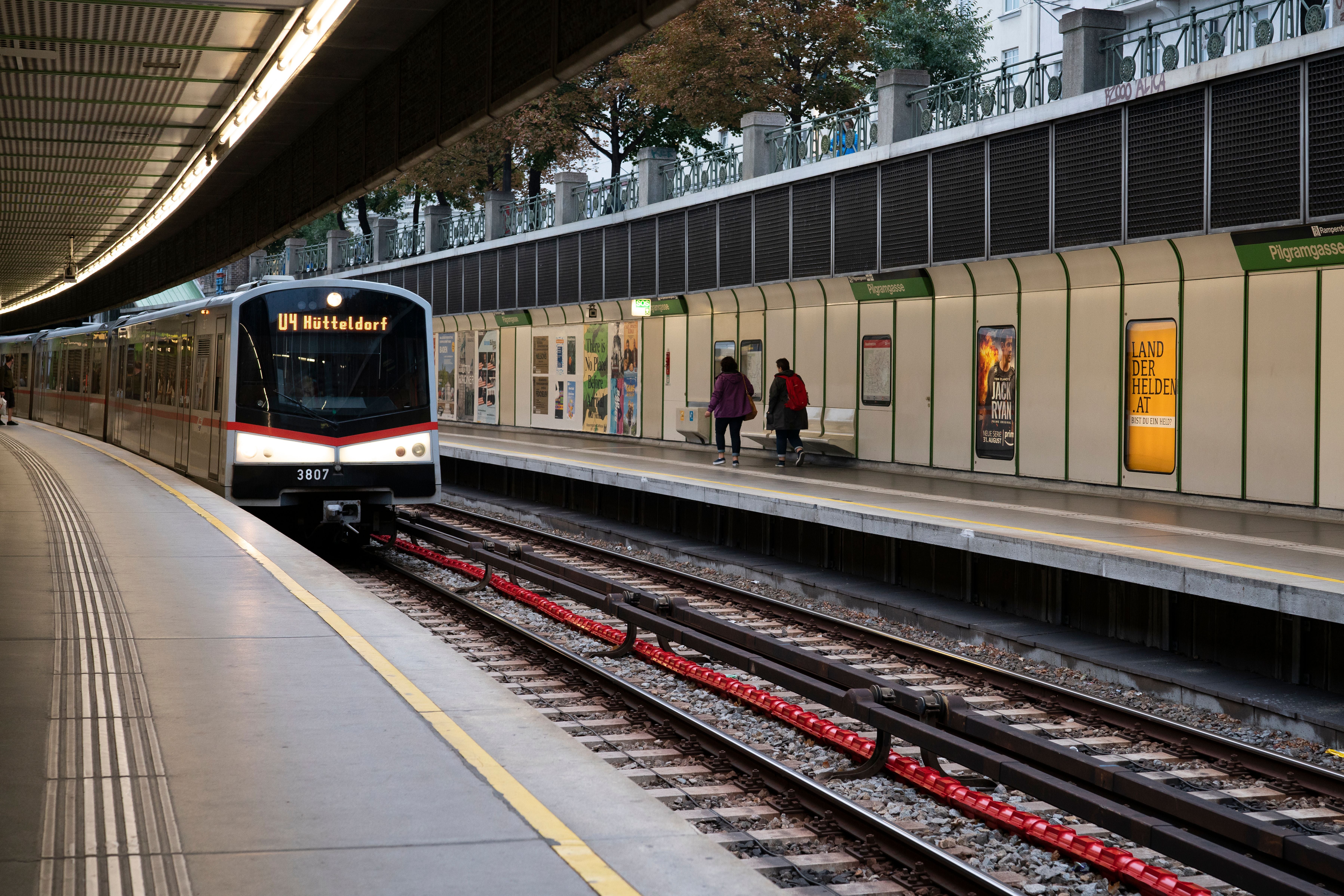 U-Bahn-Zug der Linie U4 fährt in die Station Pilgramgasse in Wien ein.