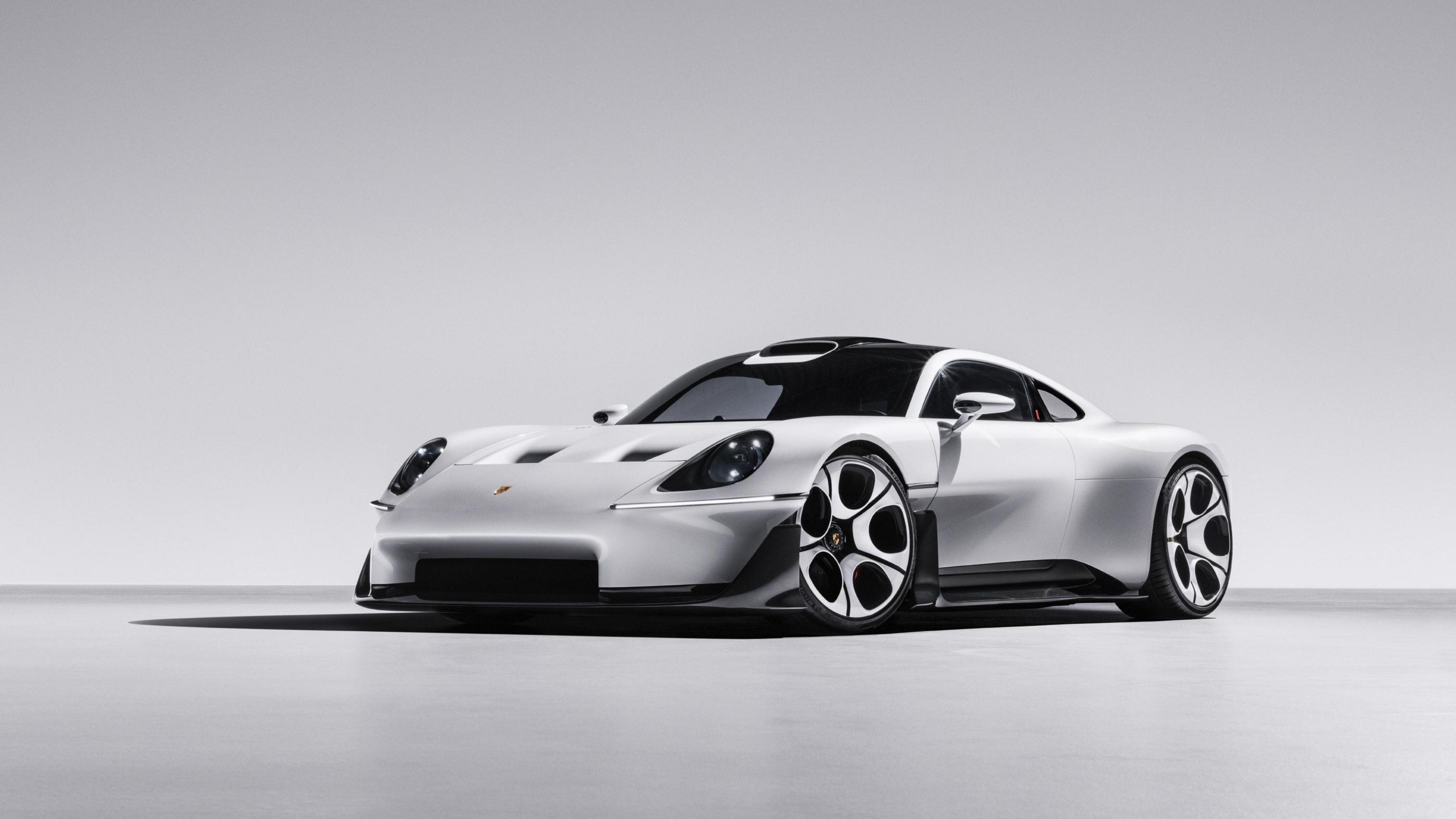 Silbernes Porsche Mission S Sportwagen-Konzeptauto in minimalistischem Fotostudio.