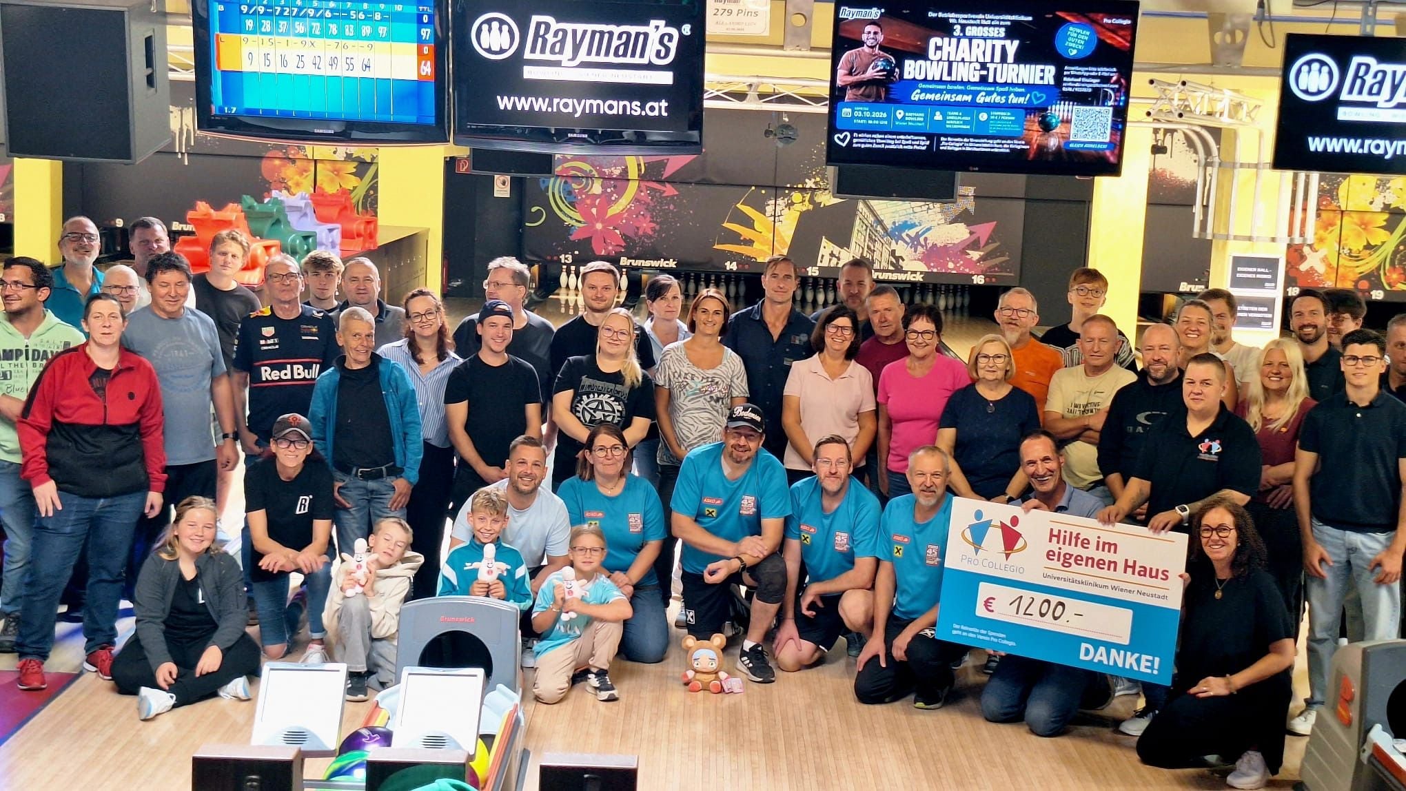 Gemeinsam für den guten Zweck: Die strahlenden Teilnehmer des Bowlingturniers freuen sich über den gemeinsamen Erfolg.