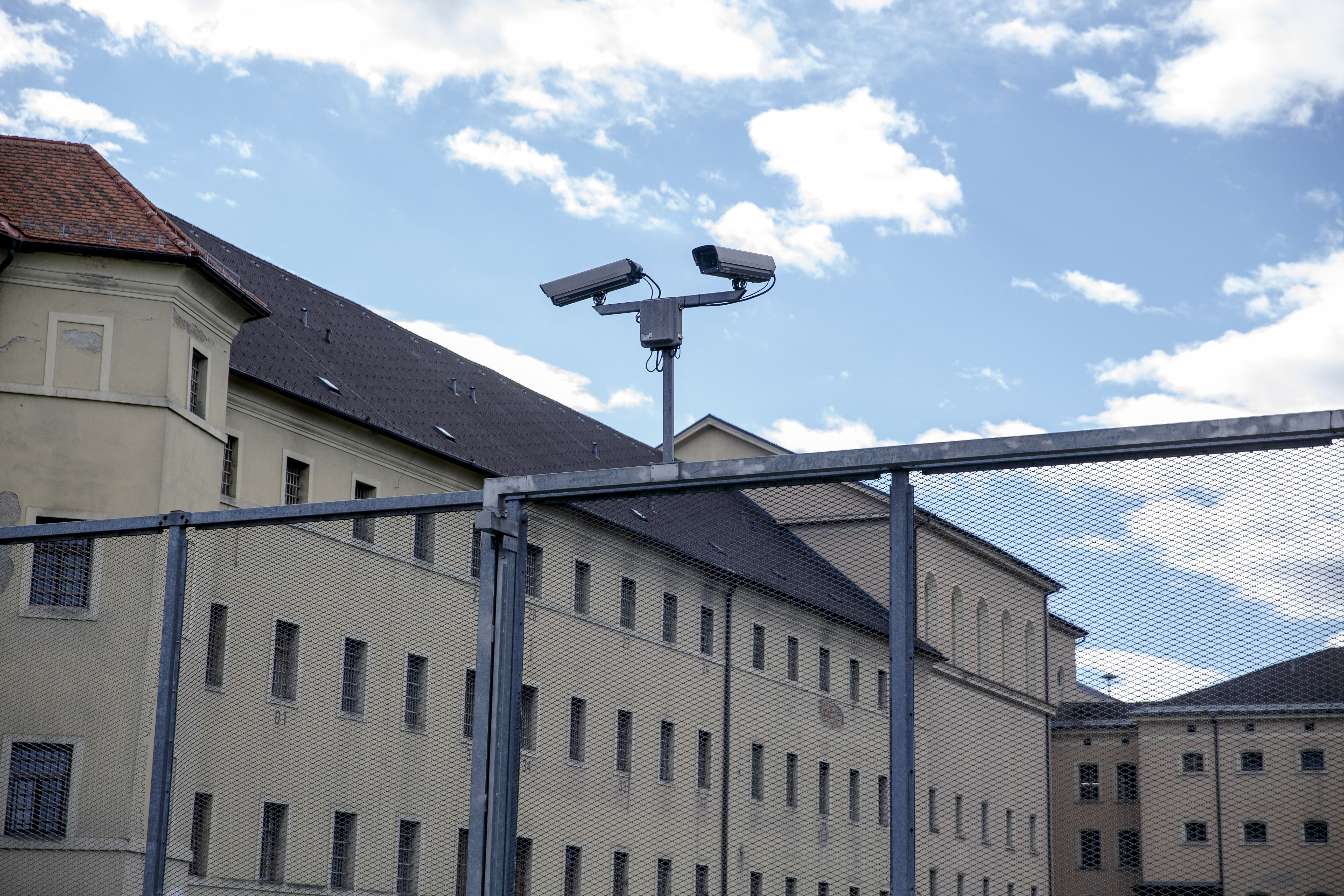 Sicherheitskameras und Zaun vor dem Gefängnisgebäude der Justizanstalt Graz-Karlau.