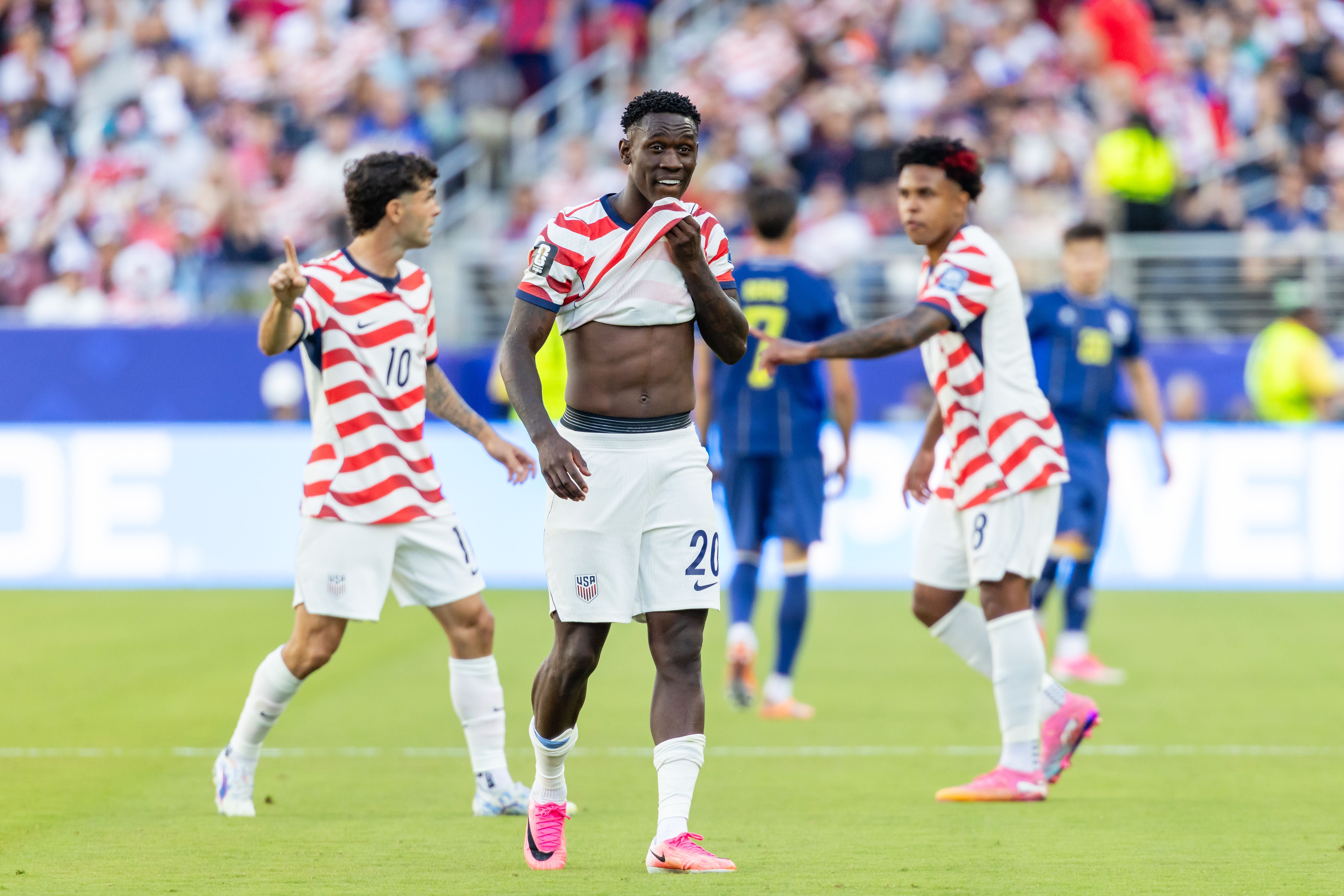 US-Nationalspieler Folarin Balogun reagiert nach einer roten Karte während eines Fußballspiels.