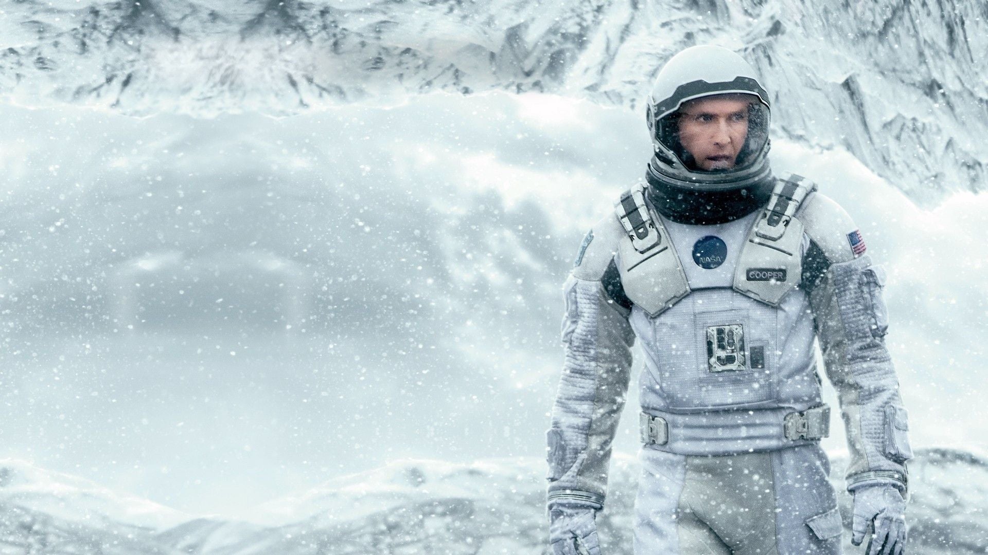 Astronaut im weißen Raumanzug steht in verschneiter, eisiger Landschaft.