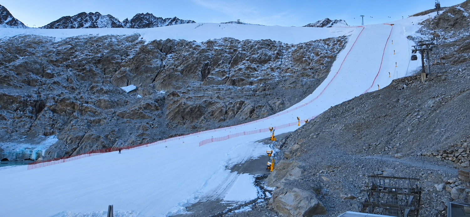 Schneebedeckte Skipiste mit Sessellift am felsigen Rettenbachferner in Sölden.