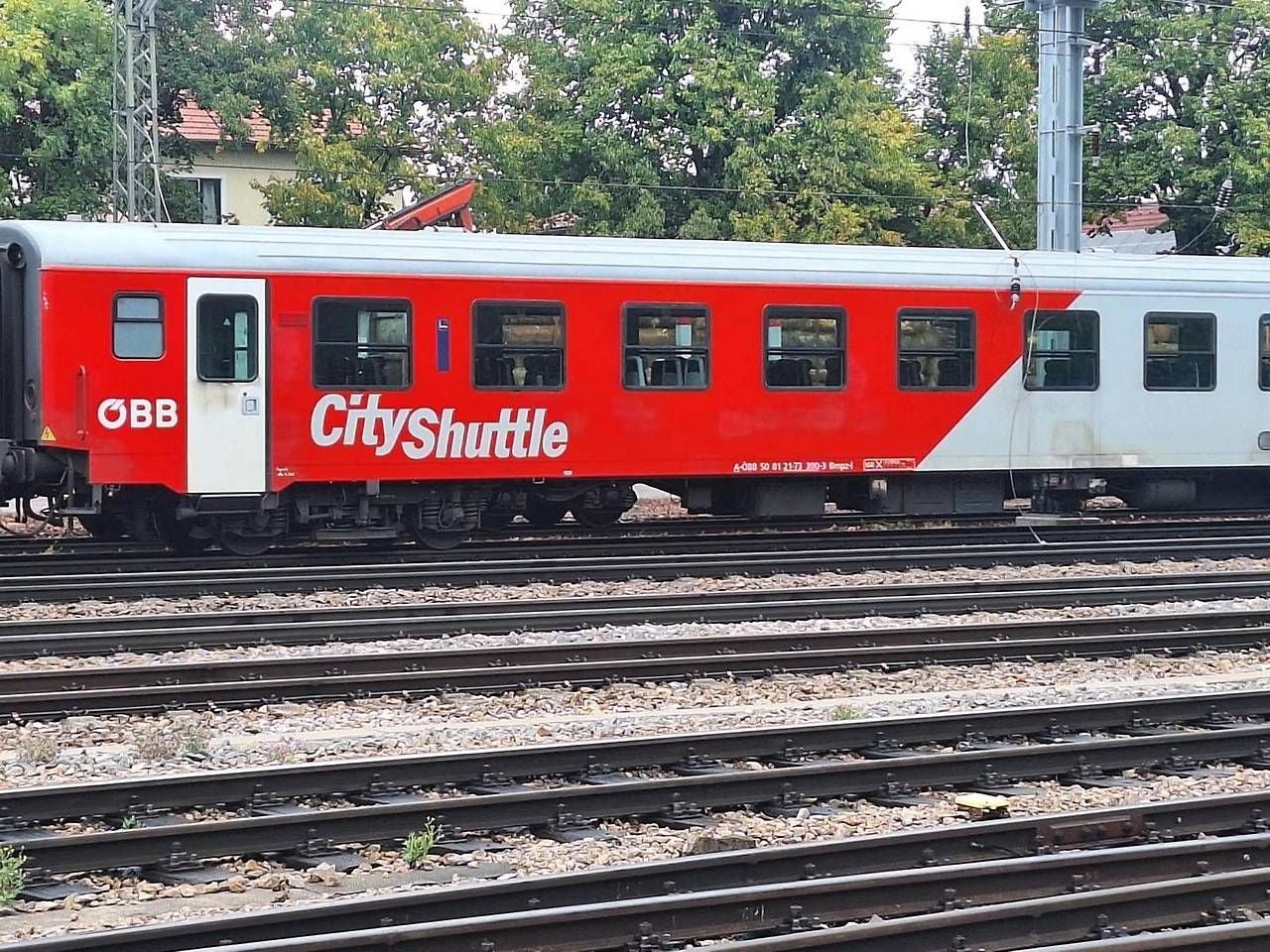 In Neulengbach (Bezirk St. Pölten) ist am Mittwoch ein Lkw mit seinem Ladekran in eine Oberleitung geraten.