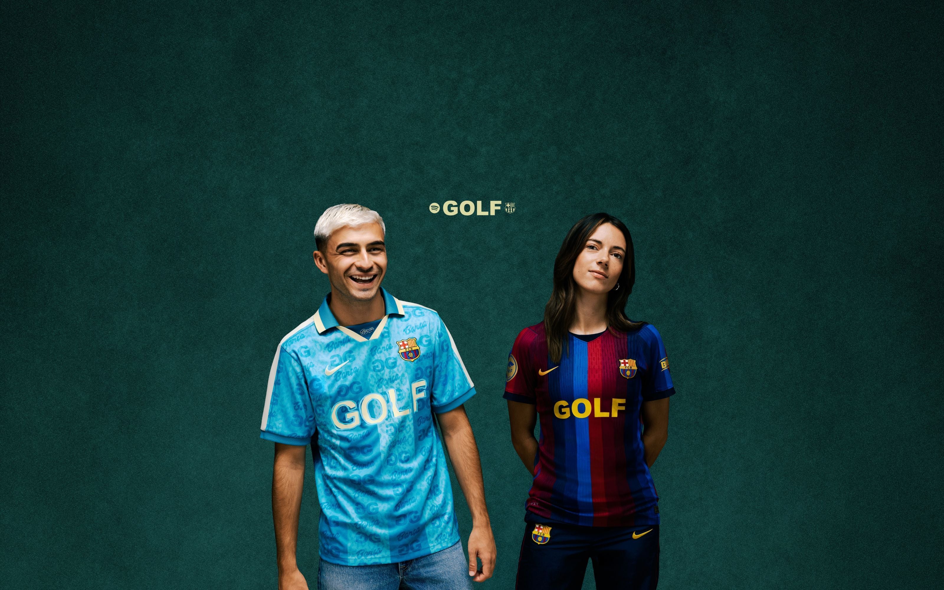 Zwei Personen tragen Barcas Sondertrikot mit dem Schriftzug „GOLF“ vor grünem Hintergrund.