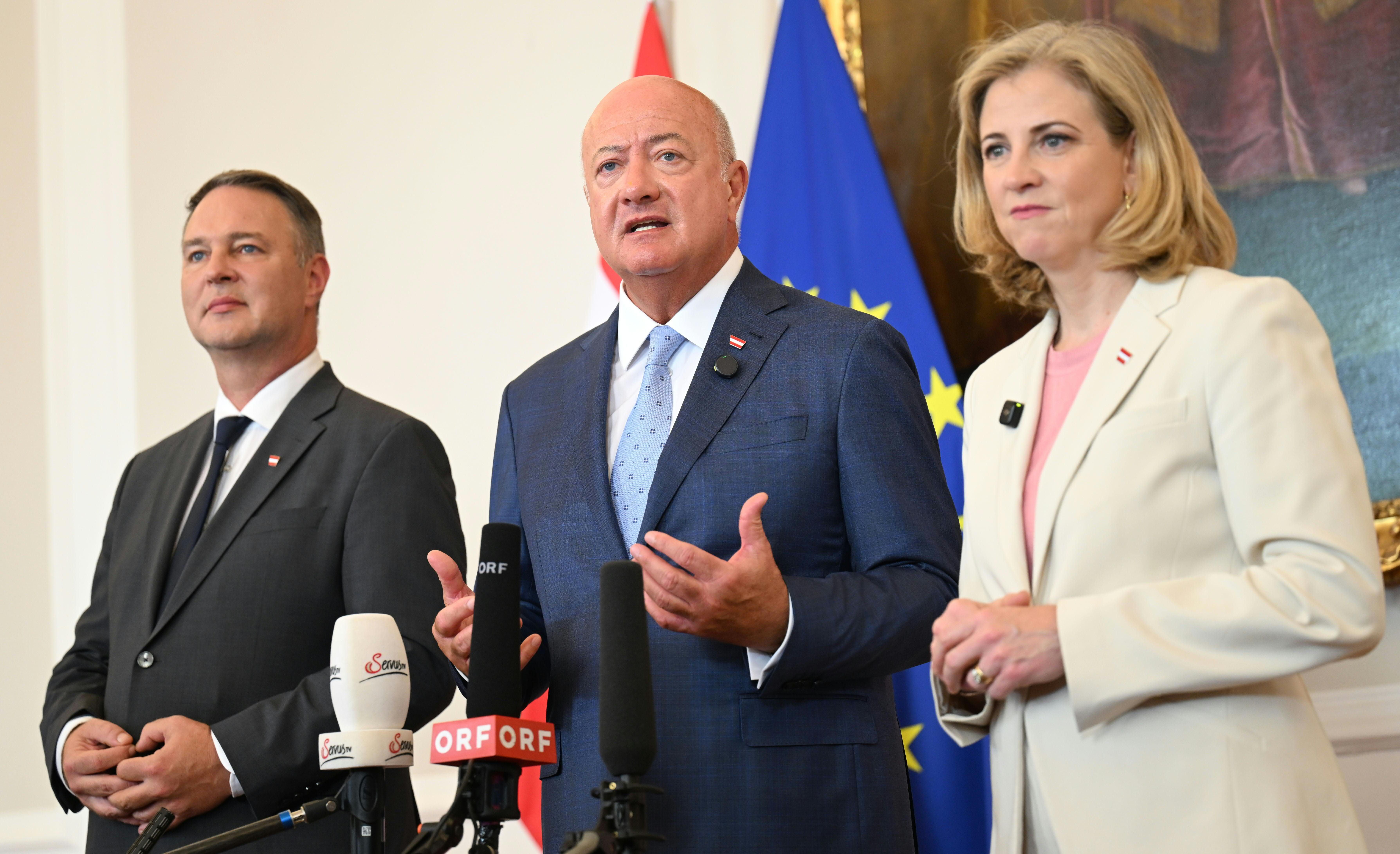 Vizekanzler Andreas Babler (SPÖ), Bundeskanzler Christian Stocker (ÖVP) und Außenministerin Beate Meinl-Reisinger (NEOS).