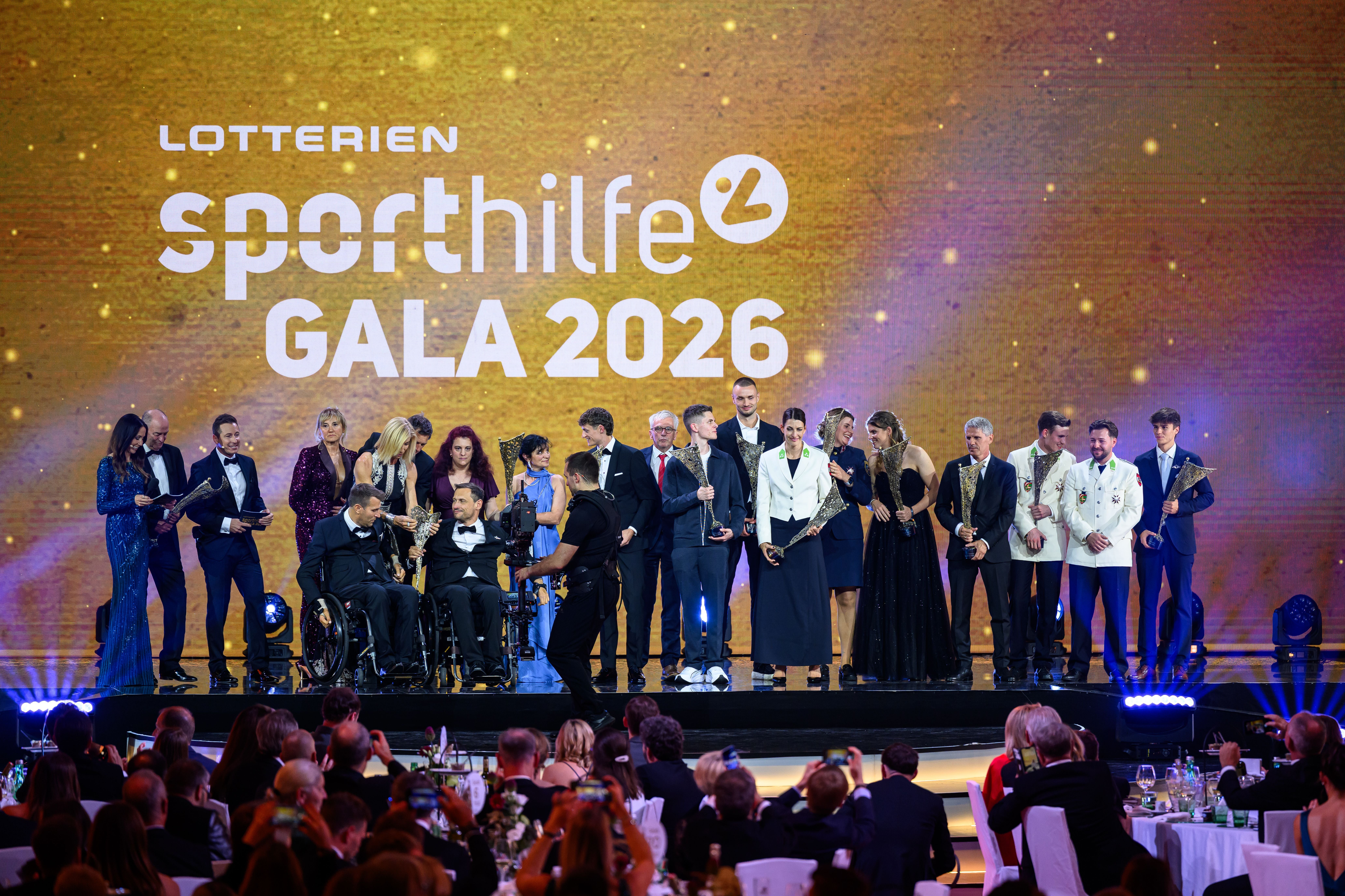 Alle Gewinner der Lotterien-Sporthilfe-Gala 2026 stehen gemeinsam auf der Bühne in Wien.