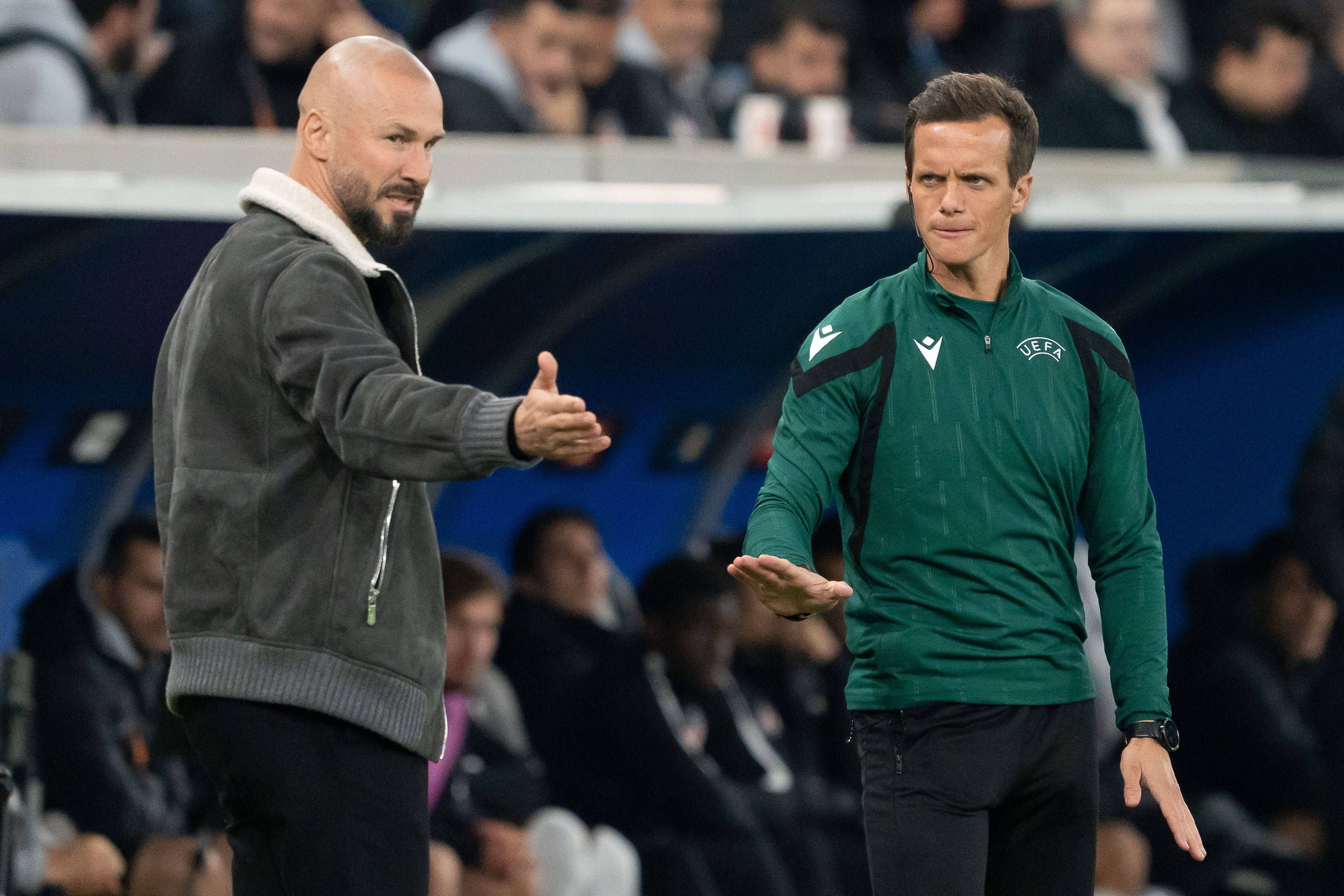 Hoffenheim-Cheftrainer Christian Ilzer gestikuliert engagiert an der Seitenlinie und diskutiert während des Europacup-Spiels mit dem 4. Offiziellen.