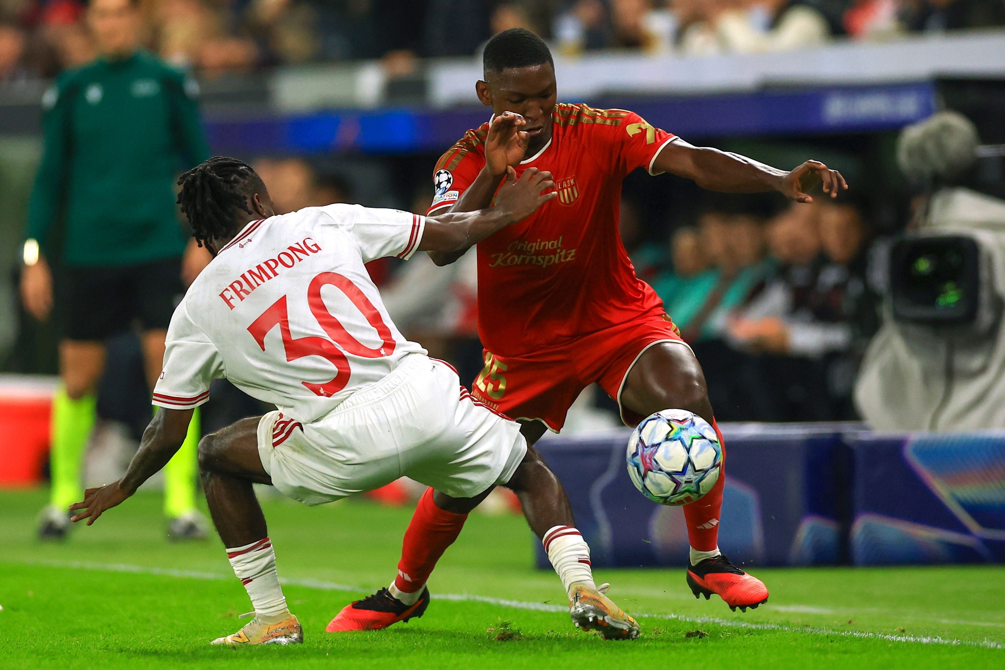 Zwei Fußballspieler kämpfen im Champions-League-Spiel um den Ball.