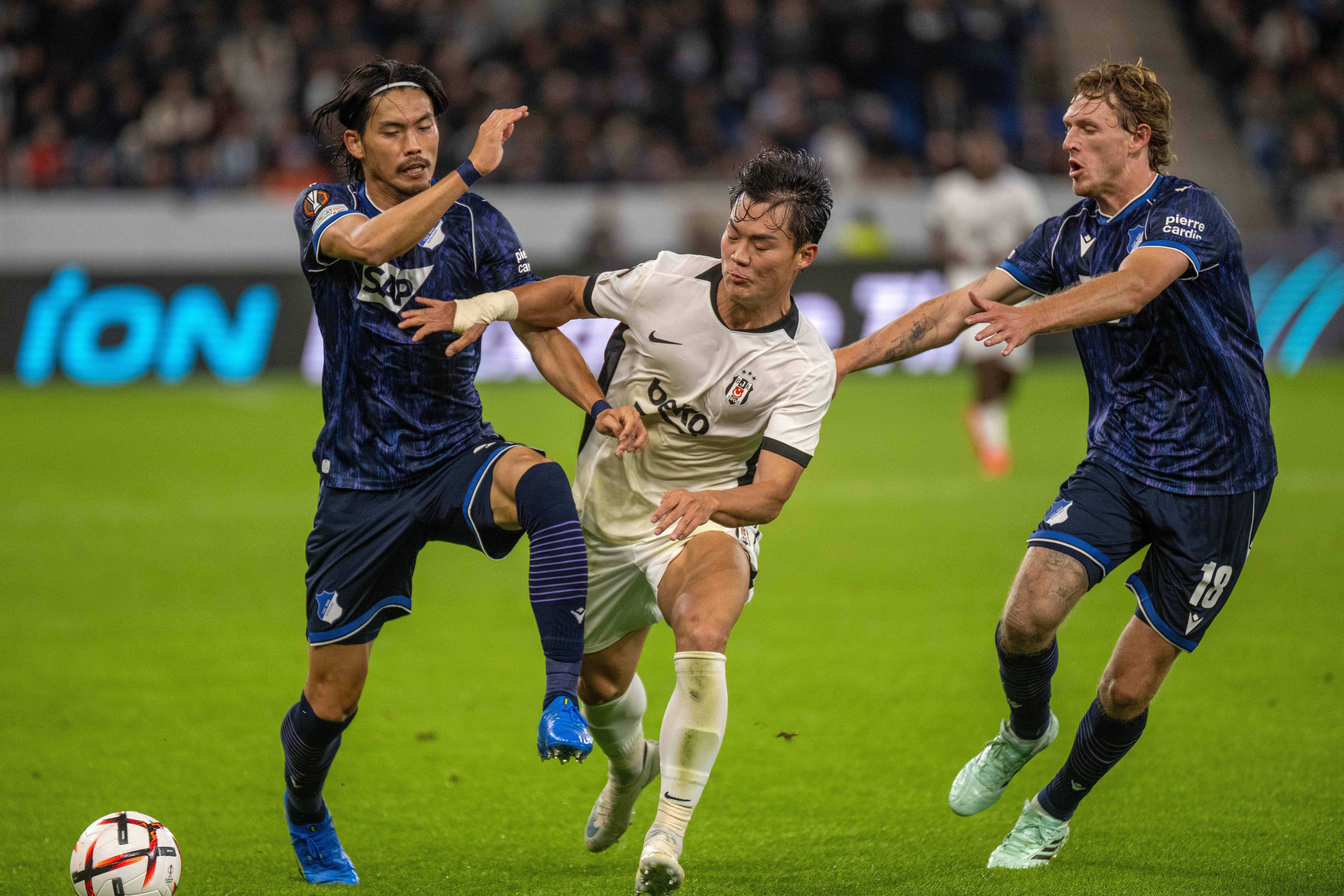Koki Machida und Hyeon-Gyu Oh kämpfen im packenden Zweikampf während des Europa-League-Spiels intensiv um den Ball.