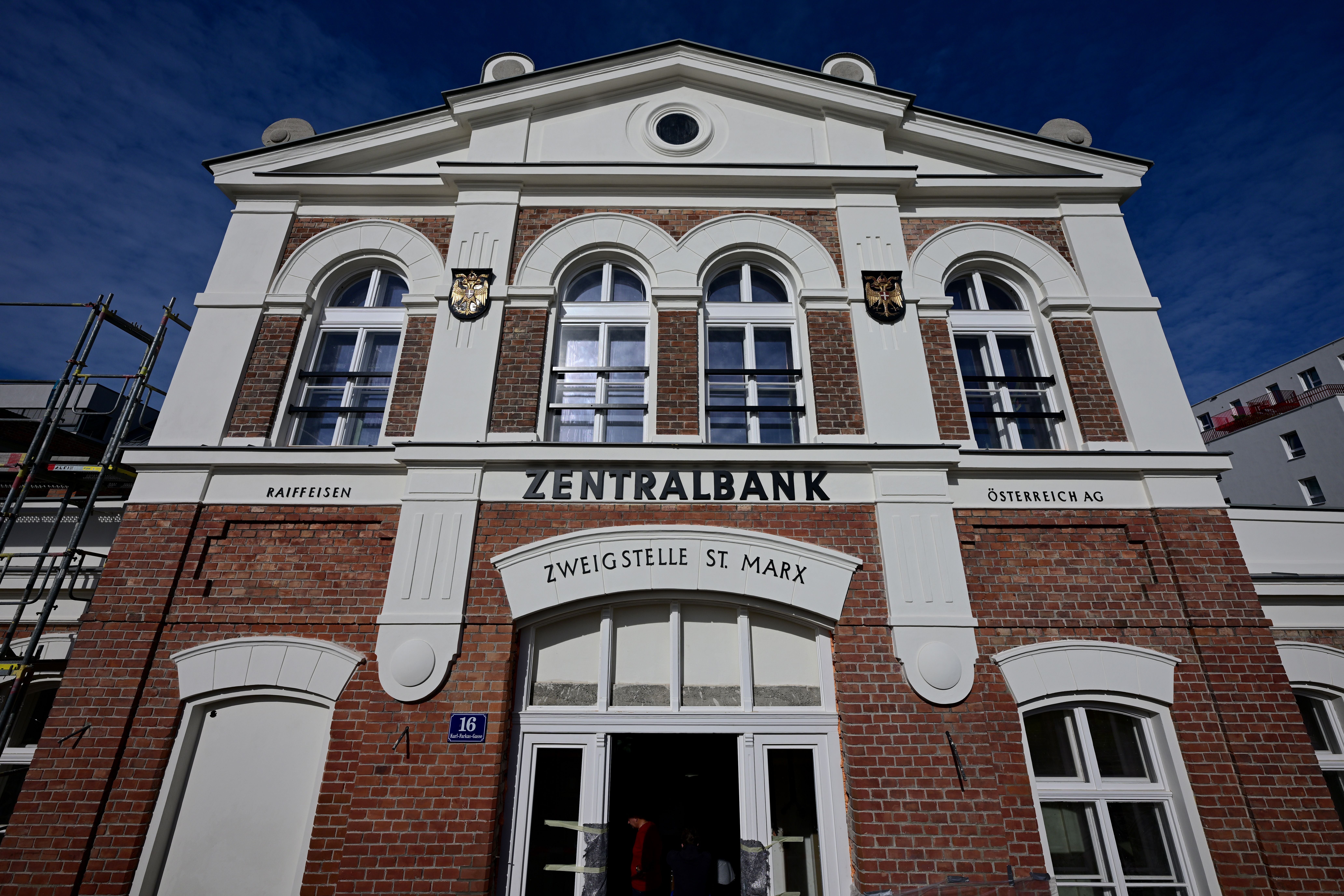 Außenansicht eines historischen Ziegelgebäudes mit der Aufschrift "Zentralbank" in Wien.