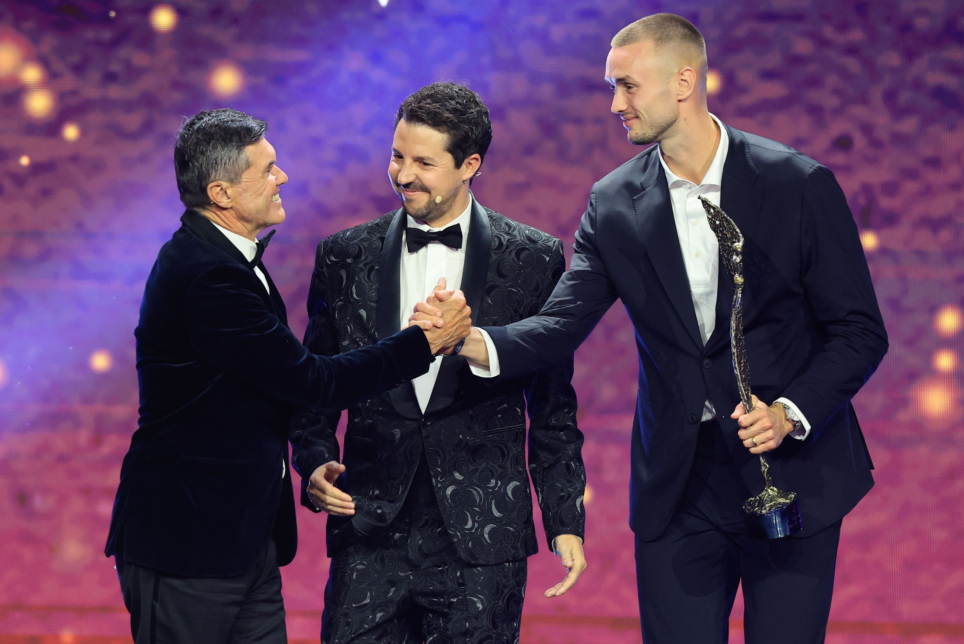 Ex-Sporthilfe Hubert Neuper gratuliert Kalajdzic und Daniel "Bist du deppat!"-Warmuth zum "Sportmoment des Jahres".