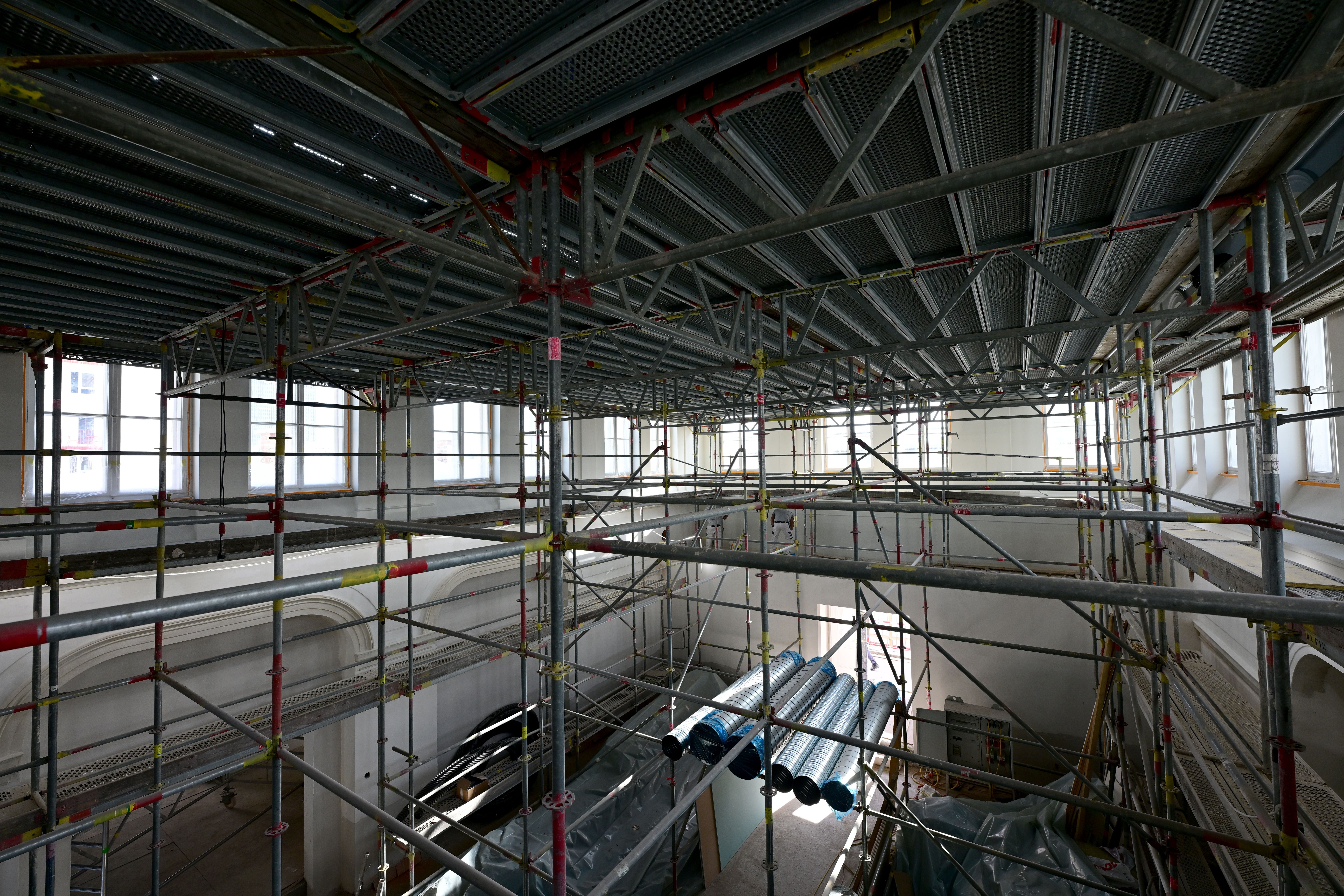 Blick ins Innere eines Gebäudes mit Gerüsten während Renovierungsarbeiten in Wien.
