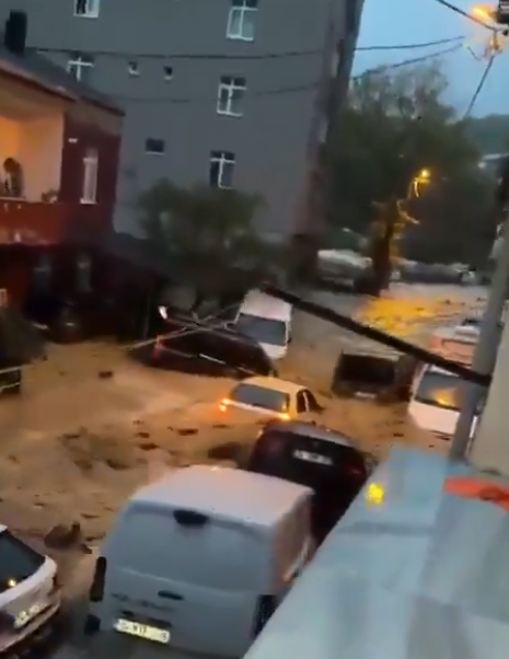 Überflutete Straße in Istanbul mit Autos, die vom Wasser eingeschlossen und beschädigt sind.