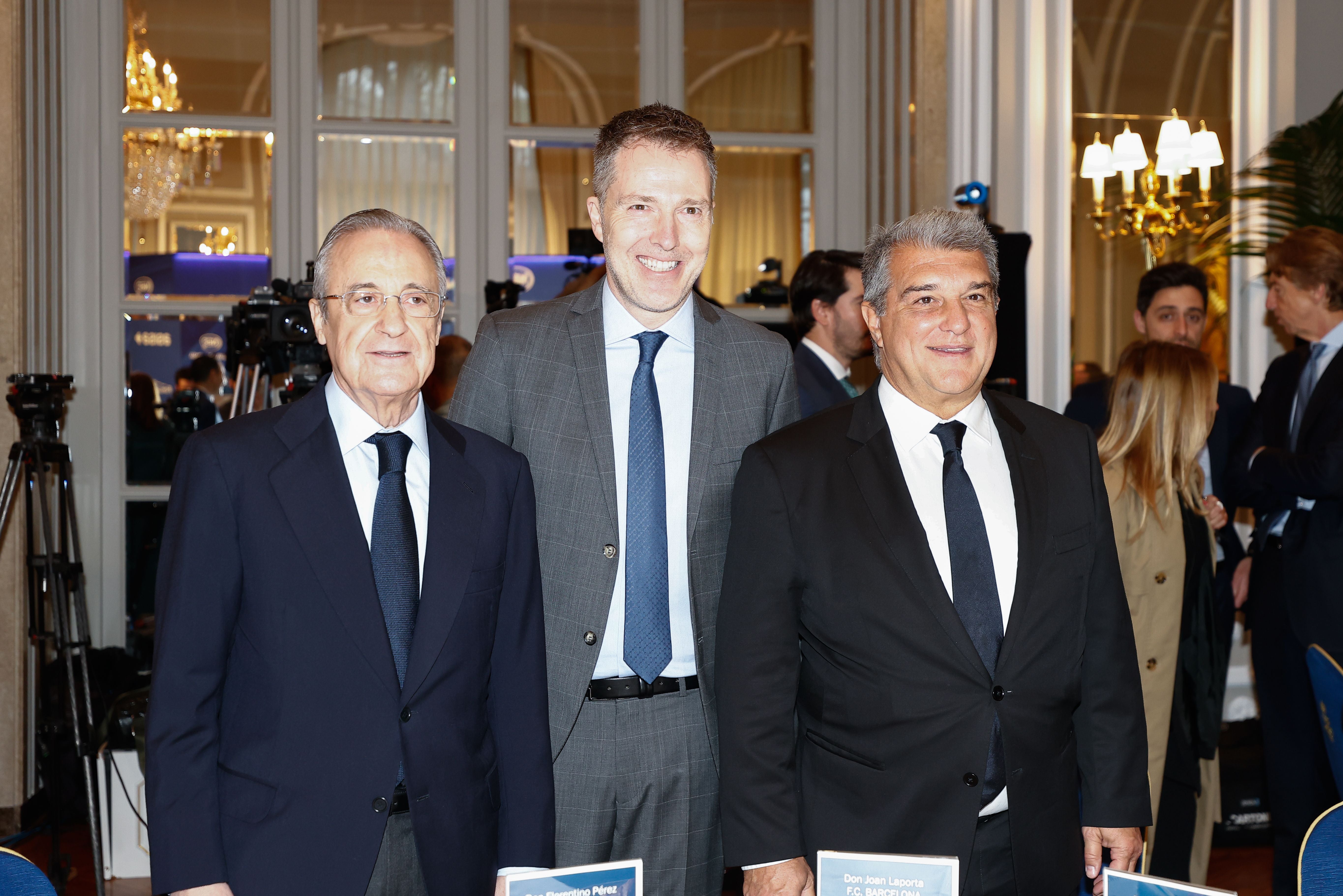 MADRID, SPAIN - DECEMBER 16: Joan Laporta, Bernd Reichart and Florentino Perez pose for photo during the Desayuno Informativo del Forum Europa with Bernd Reichart about Superliga celebrated at Hotel Ritz on december 16, 2022, in Madrid, Spain. (Photo By Oscar J. Barroso/Europa Press via Getty Images)