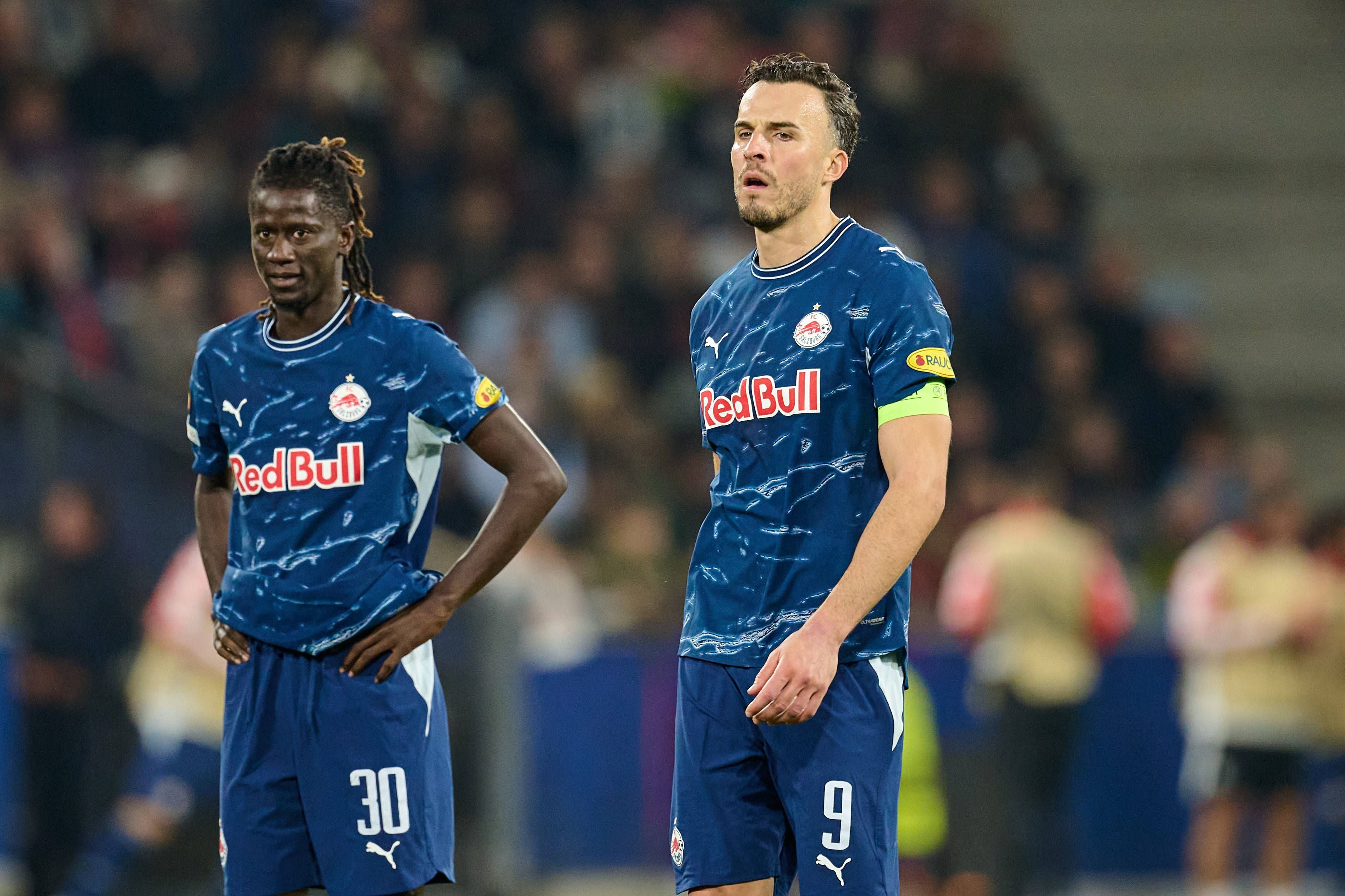 Salzburg, Österreich 15. Oktober 2026: UEFA Europa League - 2026/2027 - Ligaphase - 2. Spieltag - FC Red Bull Salzburg gegen AC Milan Im Bild: v.li. Gaoussou Diakite RB , Haris Tabakovic RB unzufrieden auf dem Spielfeld. Red Bull Arena *** Salzburg, Austria, October 15, 2026 UEFA Europa League 20262027 Group Stage Matchday 2 FC Red Bull Salzburg vs. AC Milan Pictured, from left: Gaoussou Diakite RB and Haris Tabakovic RB, looking dissatisfied on the field at Red Bull Arena Copyright: xFotostandx/xWassmuthx