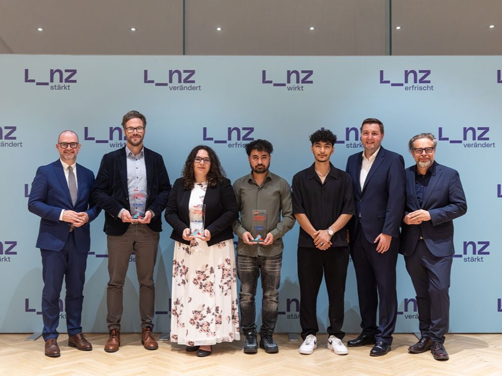 Sieben Personen stehen bei der Verleihung des Zivilcourage-Preises in Linz nebeneinander.