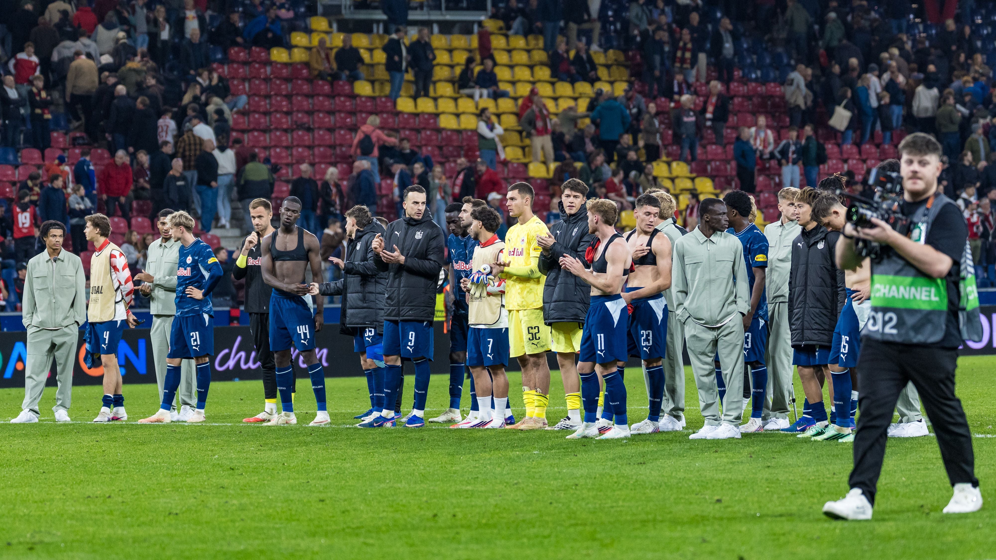 Die Spieler des FC Salzburg bedanken sich nach dem Spiel bei den Fans im Stadion.