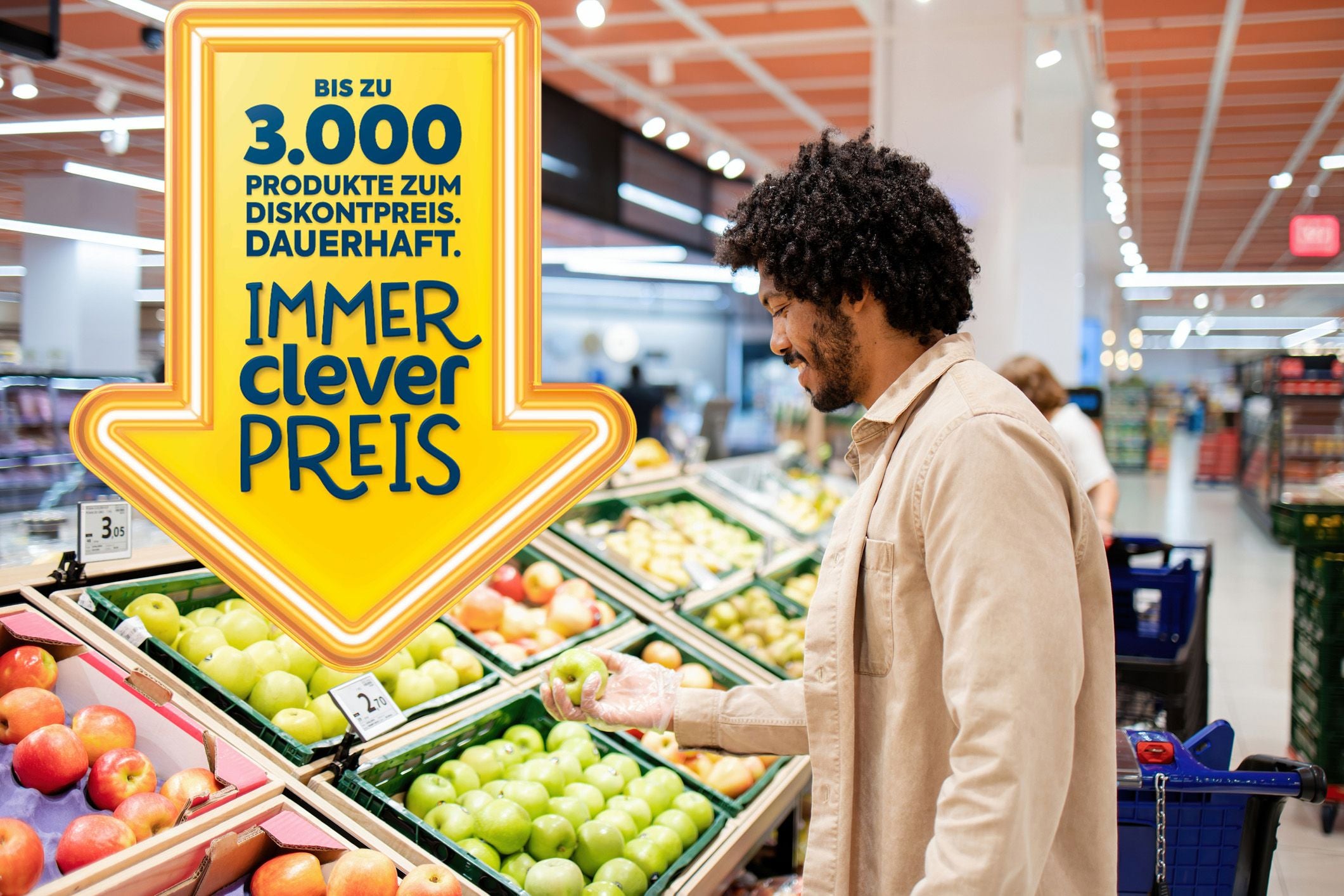 Mann wählt Äpfel im Supermarkt aus, daneben ein gelbes Schild mit Preisangebot.