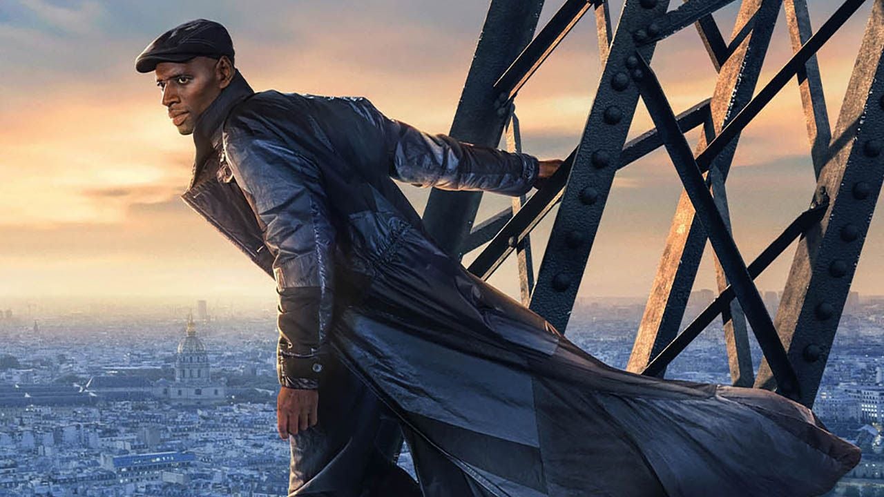 Ein Mann in langem Mantel steht auf dem Eiffelturm mit Blick auf die Stadt Paris bei Sonnenuntergang.