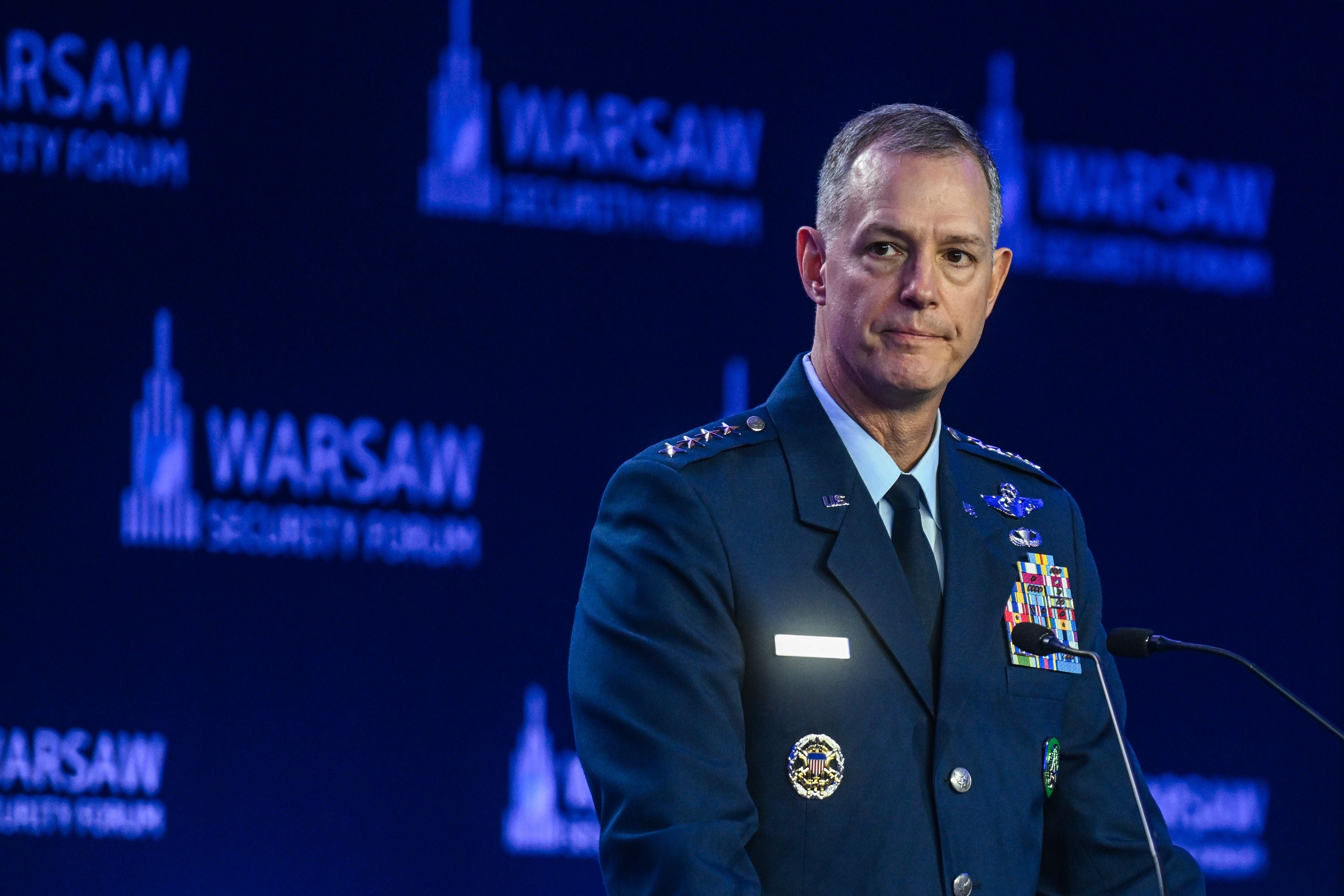 Ein US-General in Uniform spricht beim Warsaw Security Forum vor blauem Hintergrund.