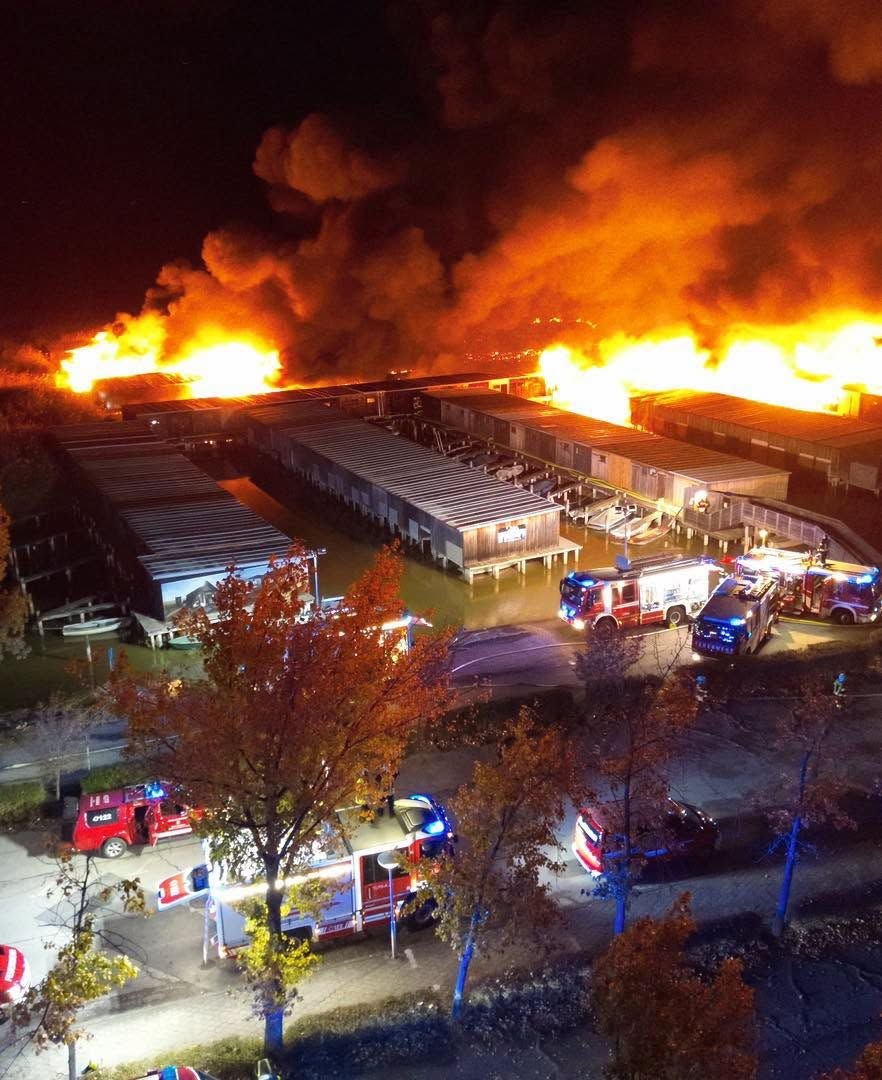 Feuerwehr wurde um 21.45 alarmiert, da brannten schon die ersten Bootsgaragen nieder.