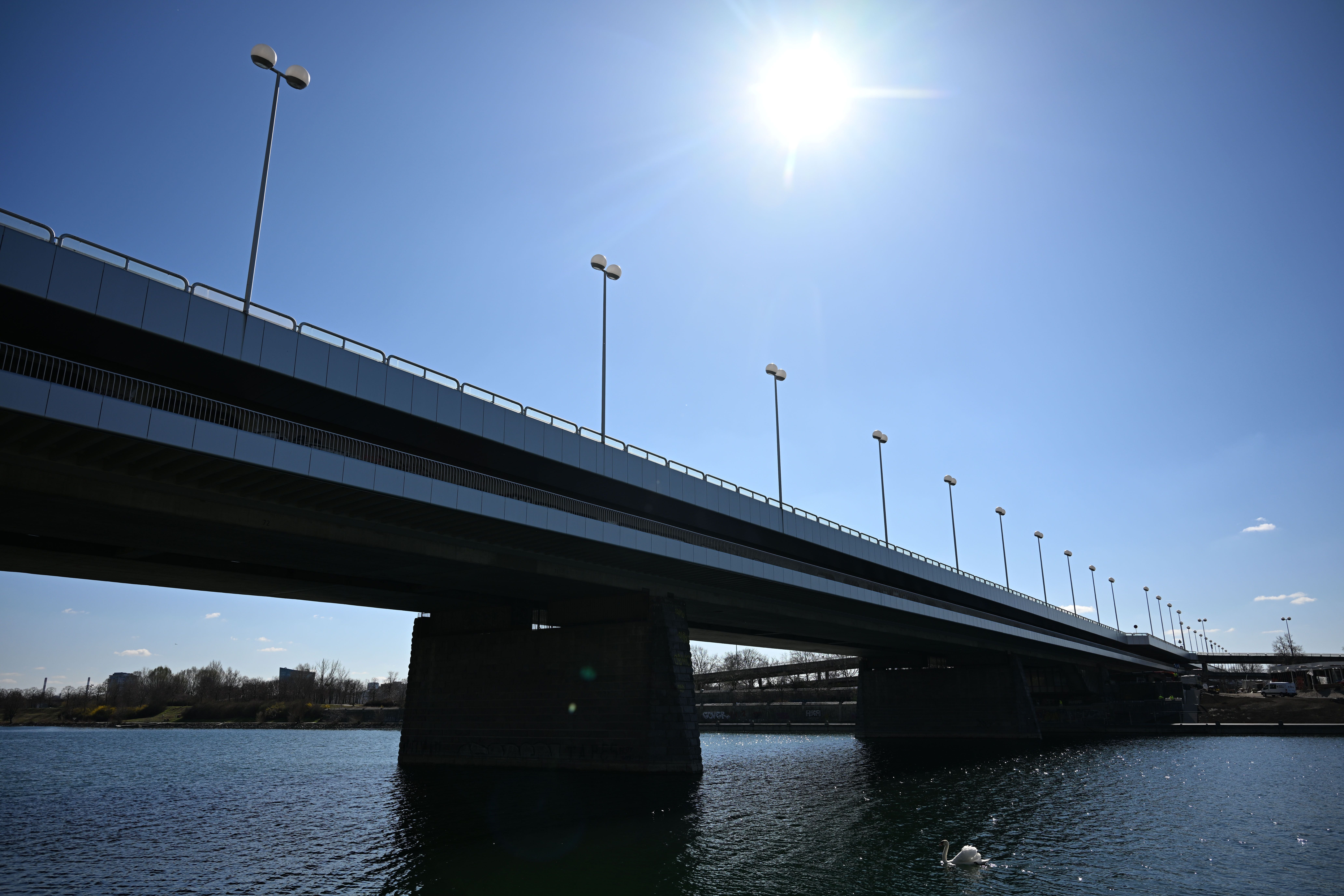 Die Reichsbrücke in Wien bei Sonnenschein, aufgenommen über der Donau.