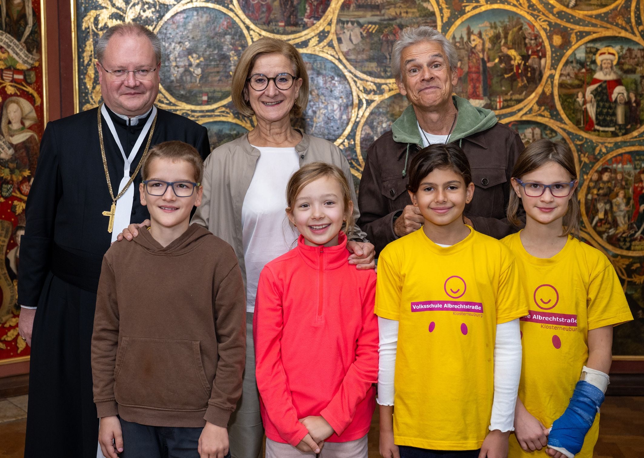 LH Mikl-Leitner mit Propst Höslinger, Brezina und (v.l.) Florian, Olivia, Isabell und Yven.