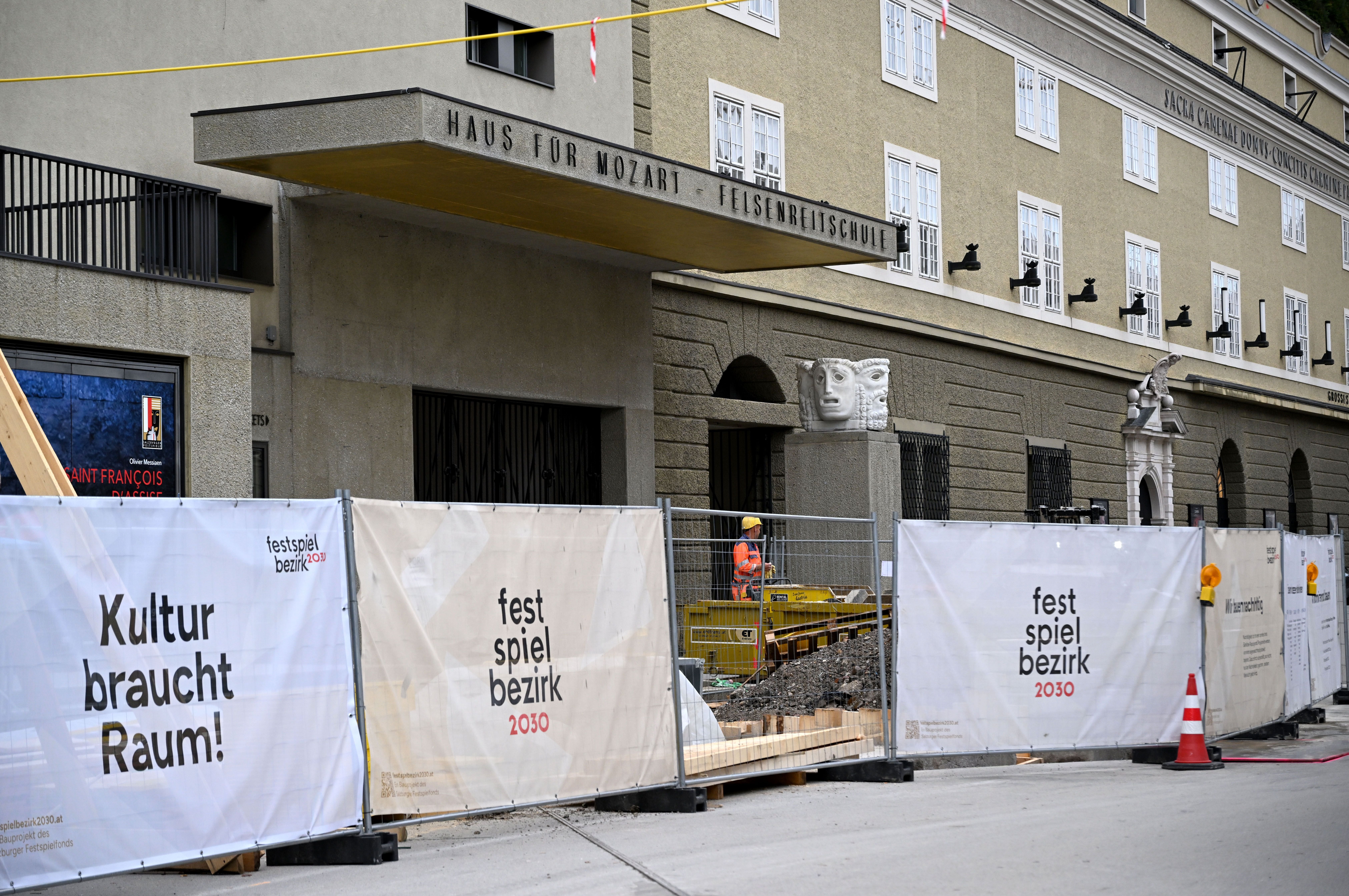 Baustelle mit Absperrungen vor dem Großen Festspielhaus in Salzburg, Beschilderung "Kultur braucht Raum!".