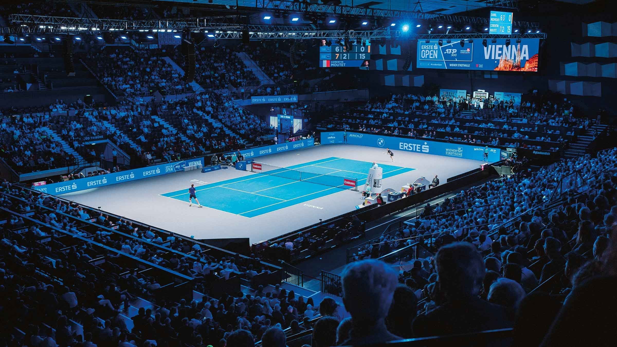 Tennismatch bei den Erste Bank Open in einer vollen, beleuchteten Halle in Wien.
