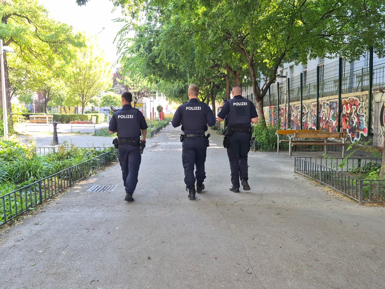 Polizeistreife im Park.