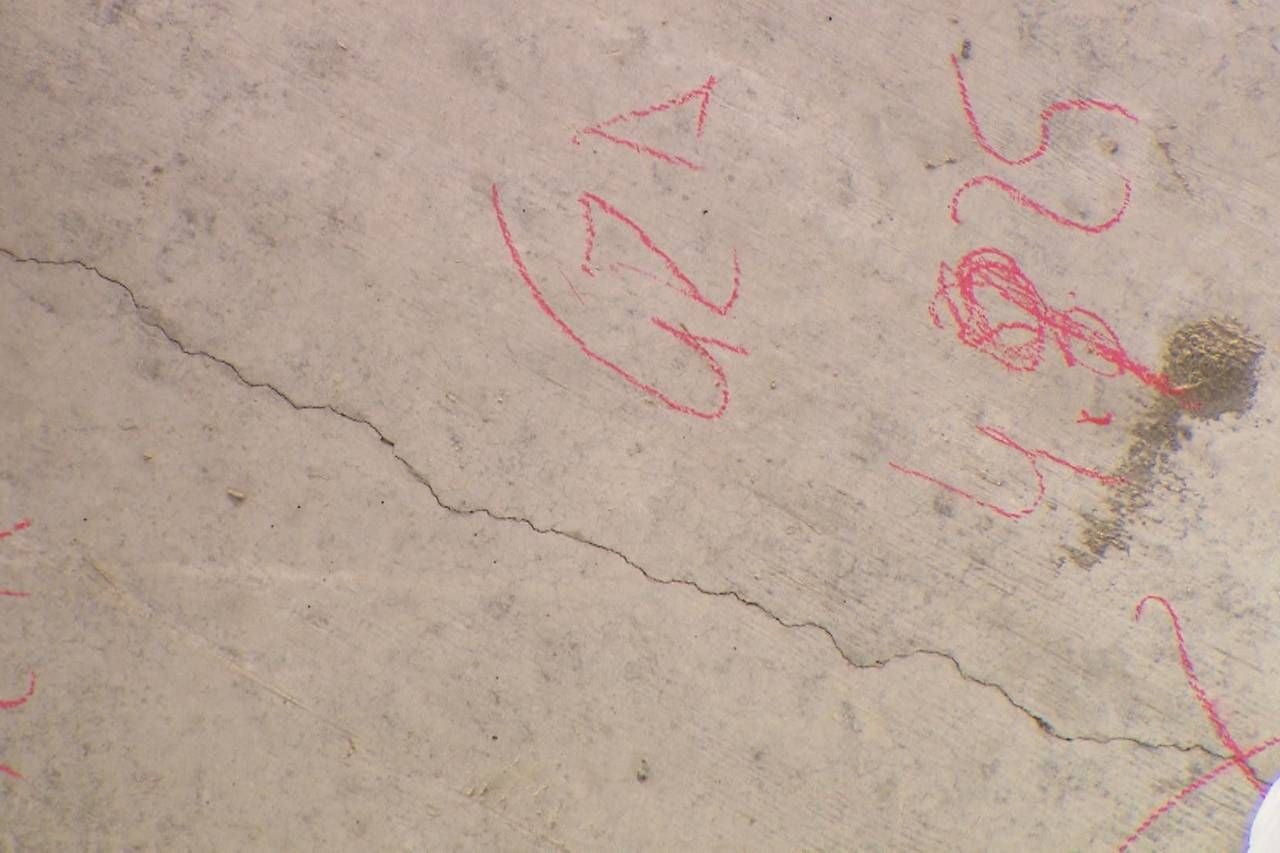 Riss in Beton mit roten Markierungen auf der Reichsbrücke.