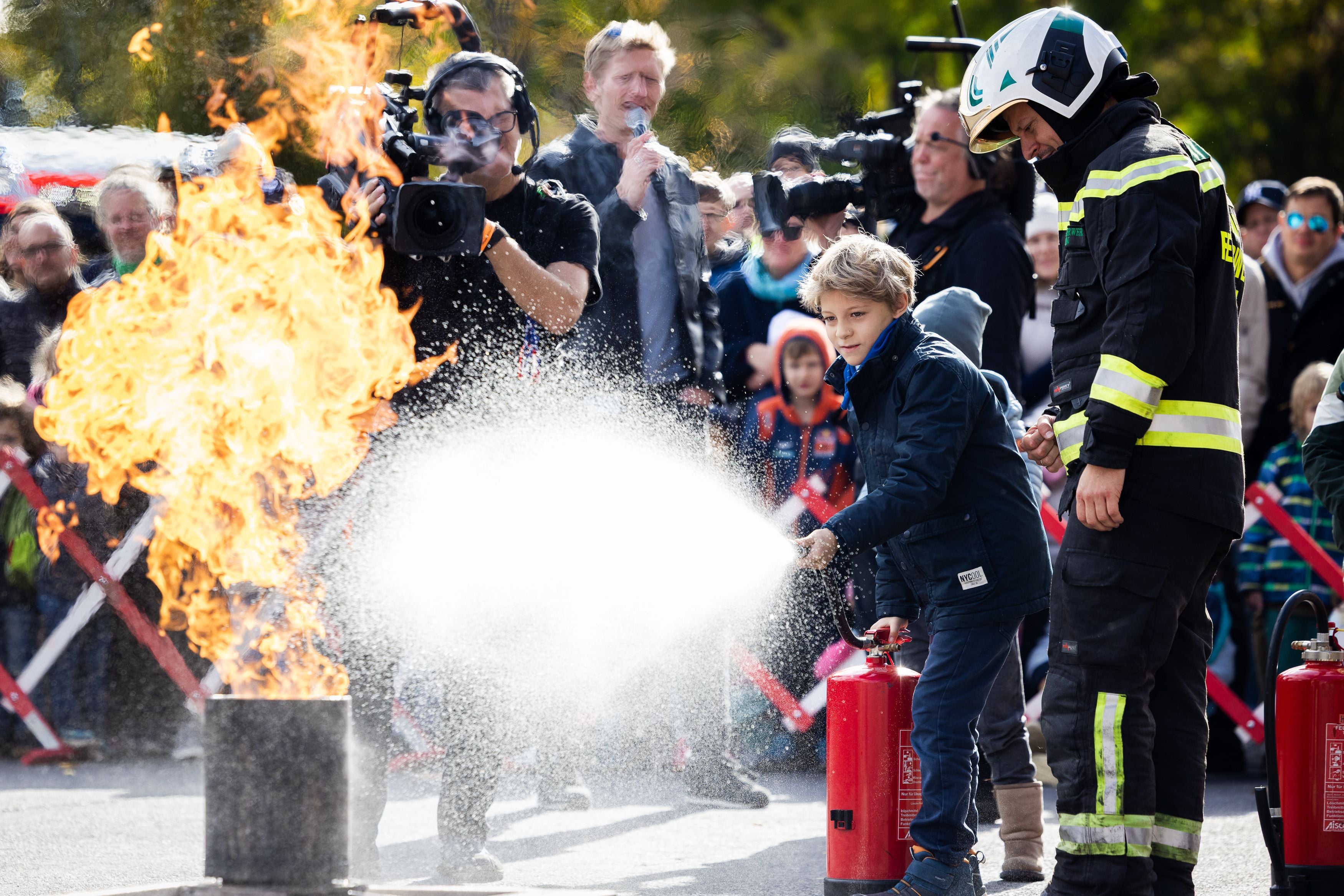 Das Feuer wird tapfer gelöscht.