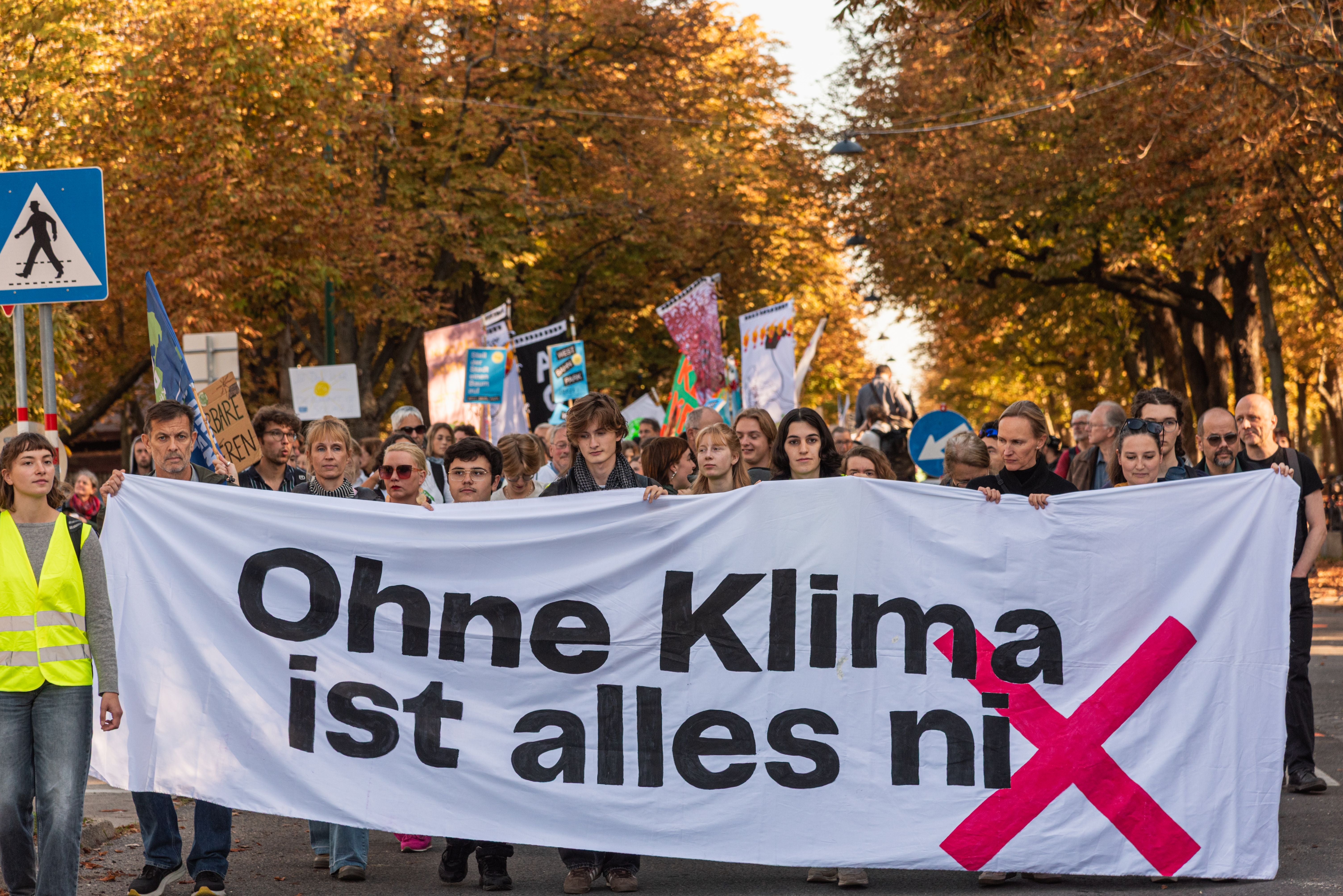 Menschen halten beim Klimastreik ein Banner mit der Aufschrift „Ohne Klima ist alles nix“.