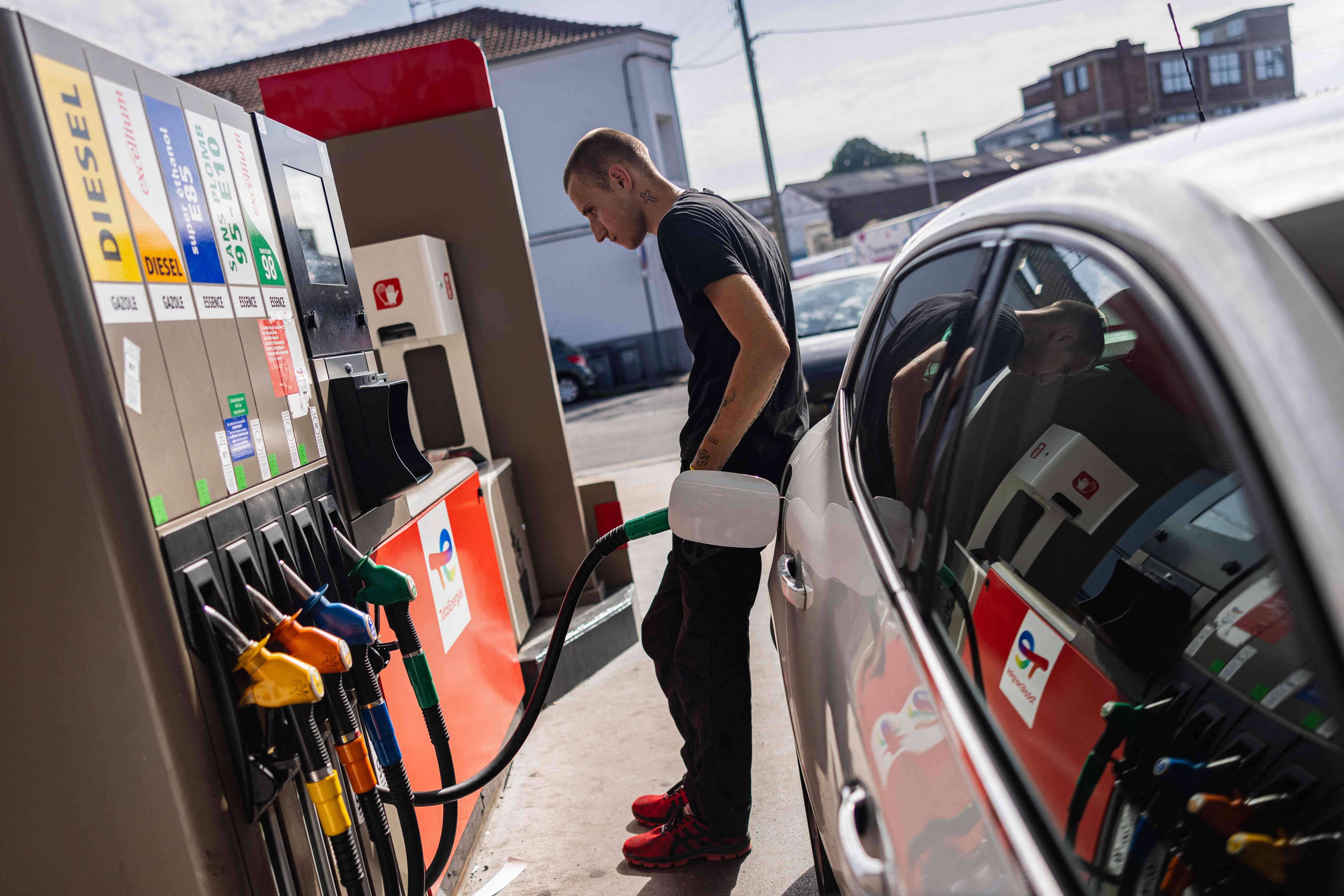 Ein Mann tankt sein Auto an einer TotalEnergies-Tankstelle in Nordfrankreich.