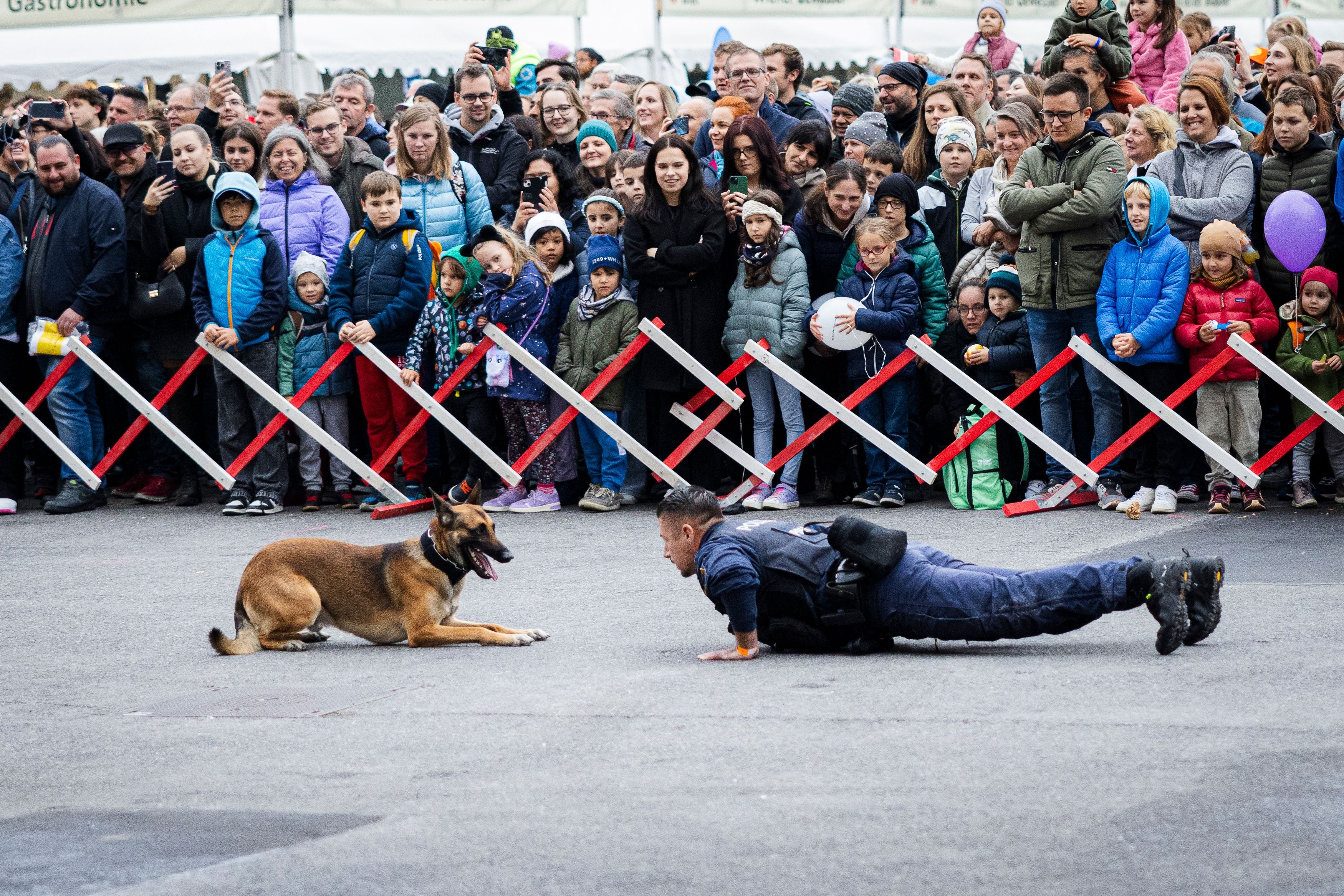 Mit dem Polizei-Hund.