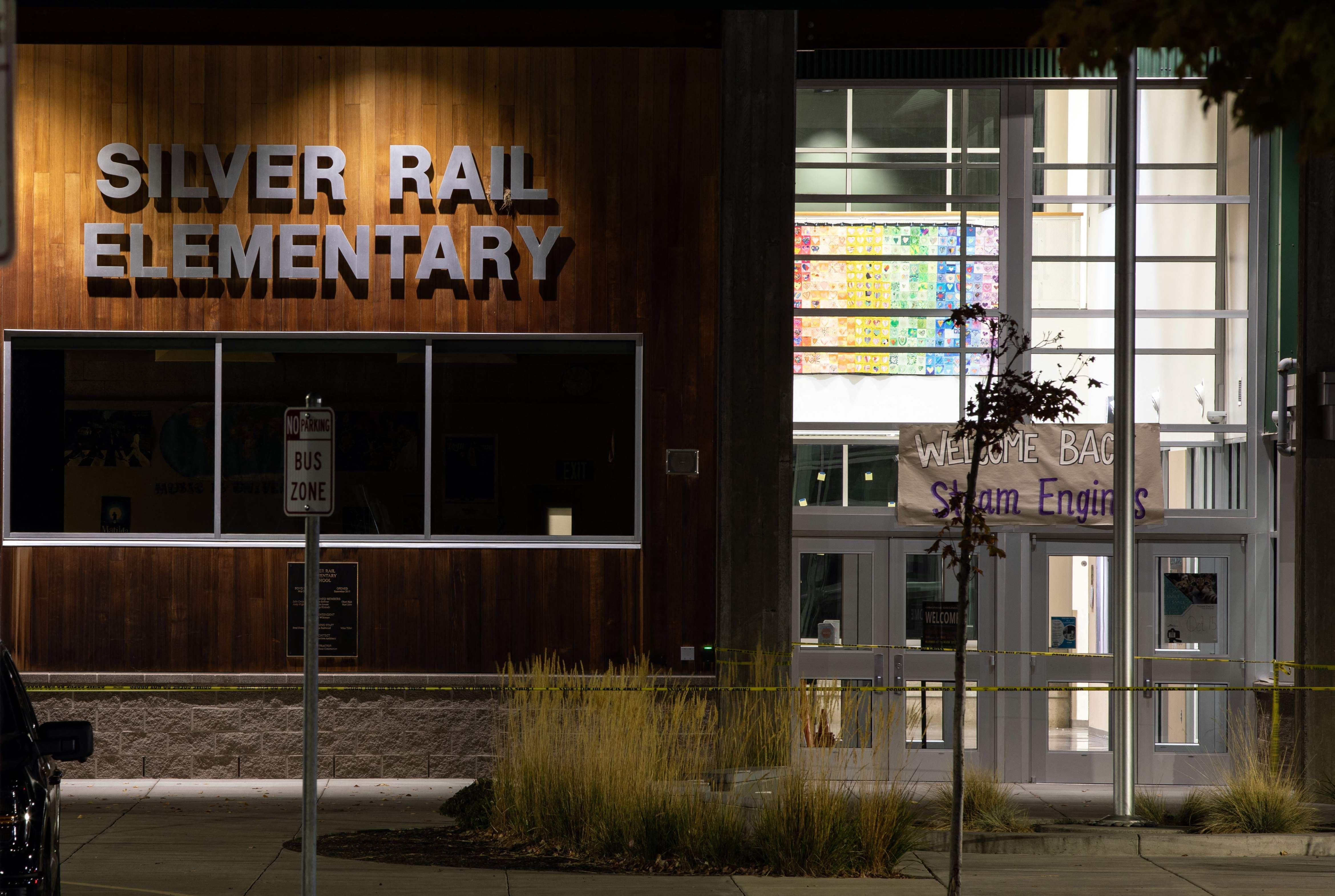 Der Haupteingang der Silver Rail Elementary School ist nachts mit Absperrband zu sehen.