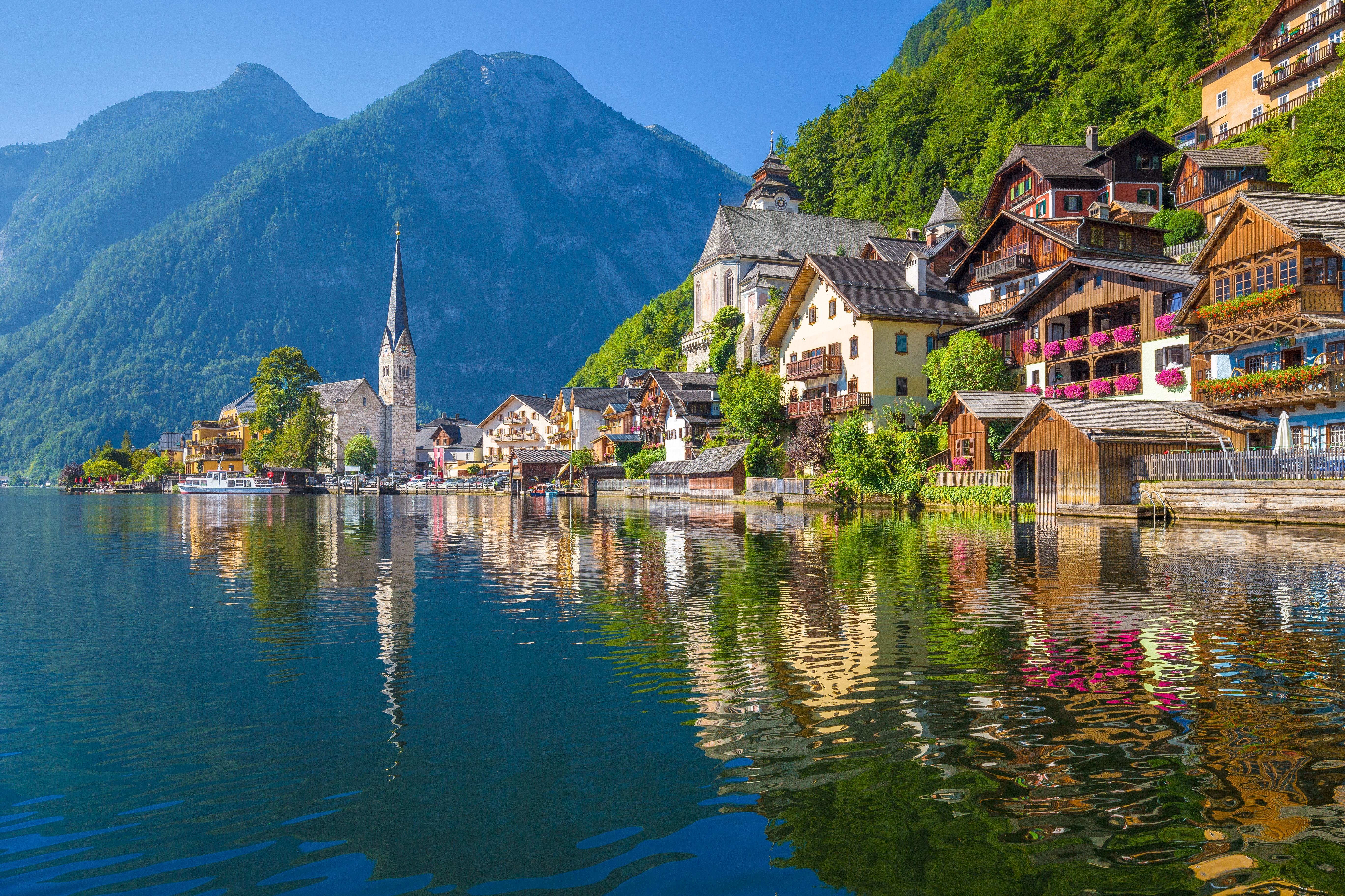 Das malerische Dorf Hallstatt spiegelt sich im Hallstättersee vor Alpenkulisse im Sommer.