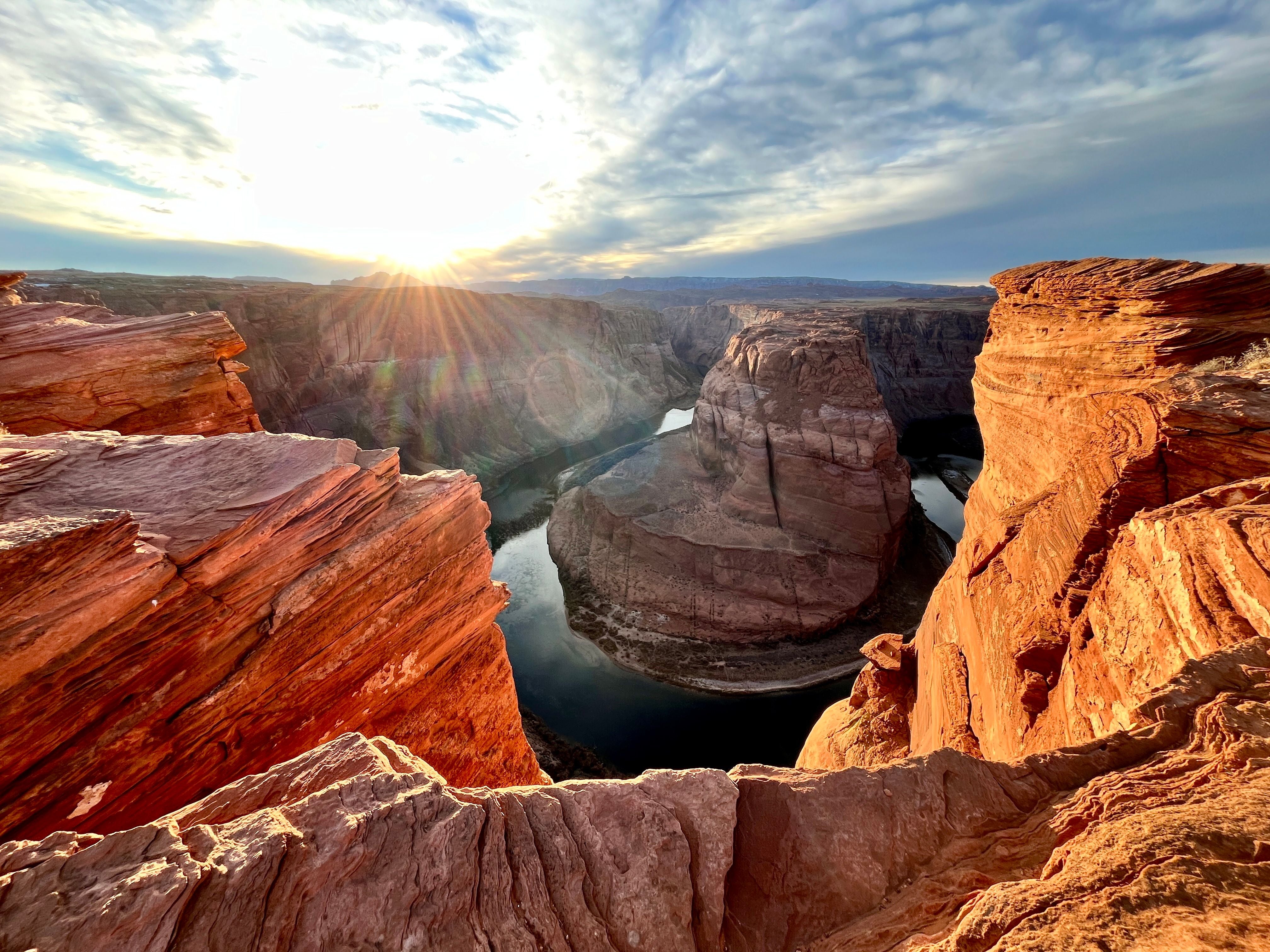 Sonnenuntergang über dem Horseshoe Bend im Glen Canyon Nationalpark, Arizona, mit roten Felsen.