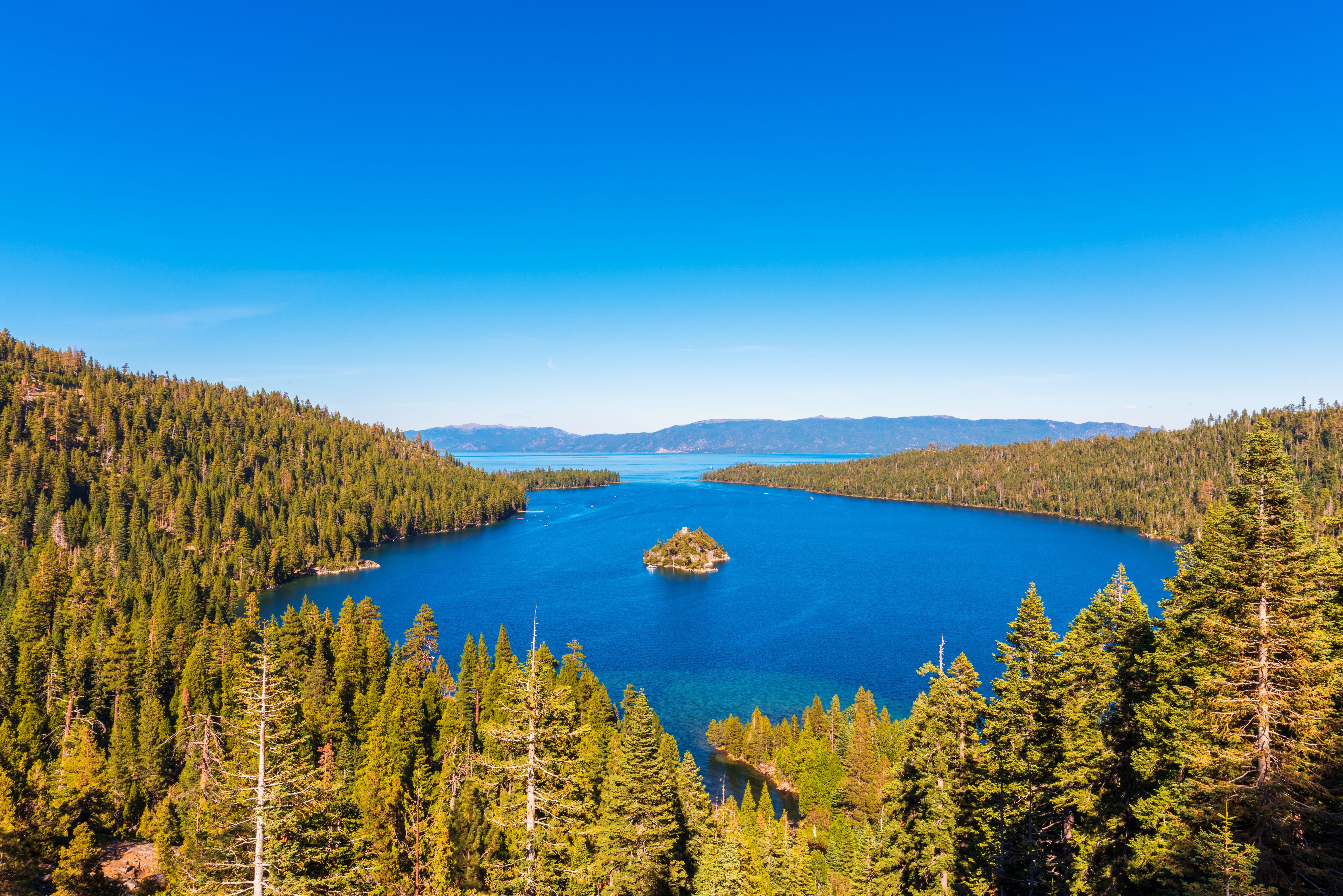 Blick auf Emerald Bay mit Fannette Island im Lake Tahoe, umgeben von dichten Wälder unter blauem Himmel.