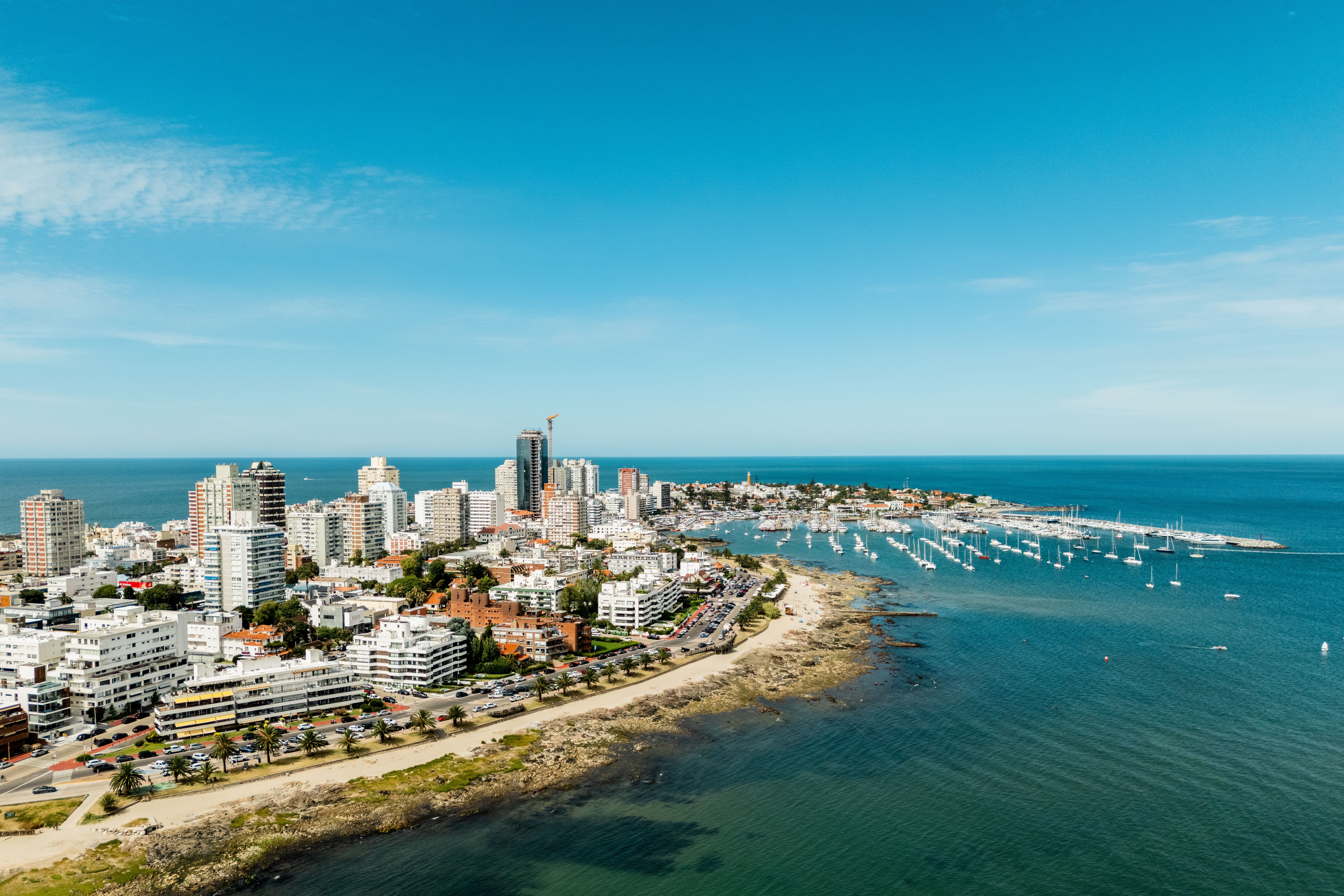 Luftaufnahme von Playa Mansa in Punta del Este, Uruguay, mit Strand, Stadt und Yachthafen.
