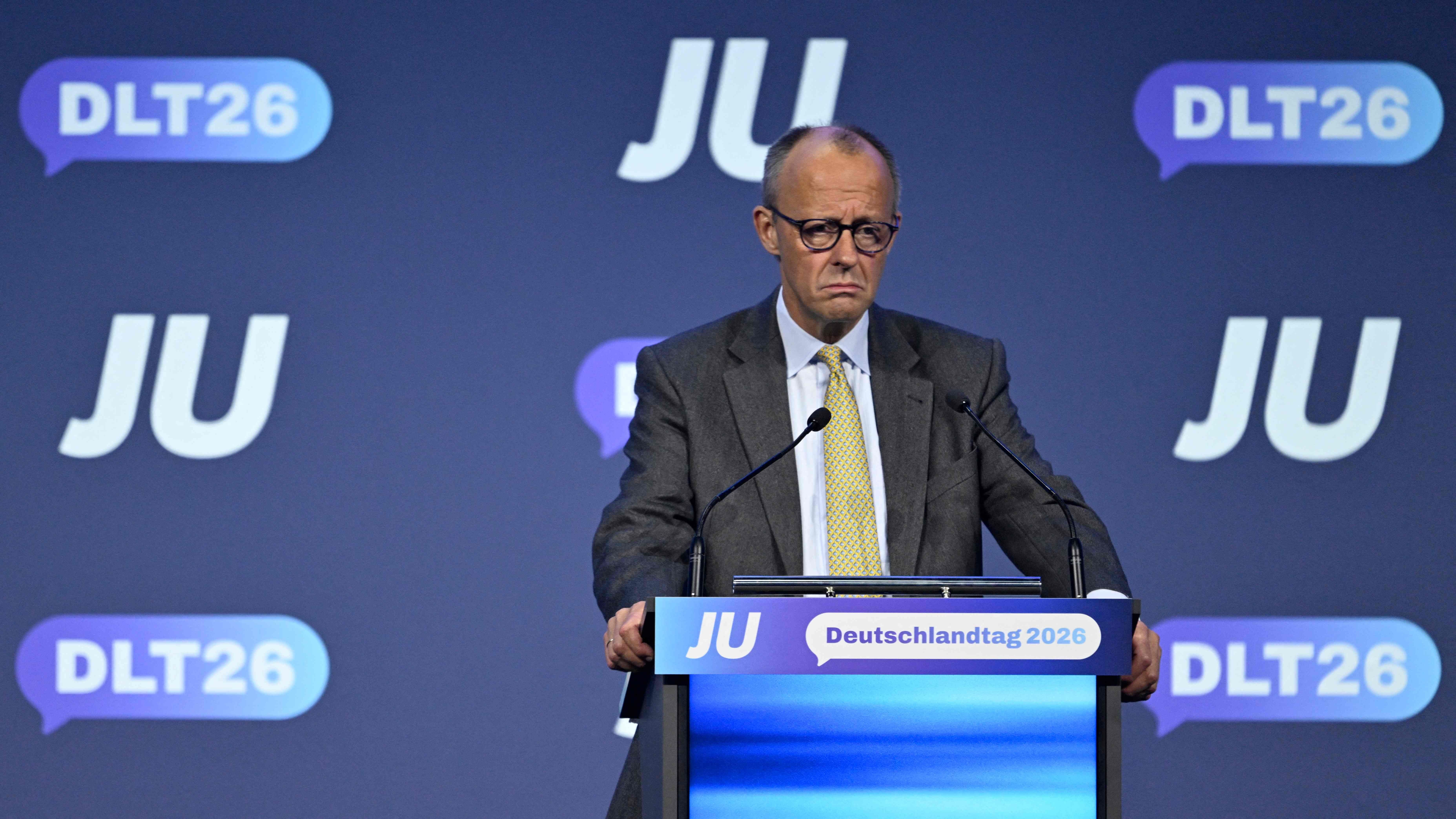 Ein Mann im Anzug spricht am Rednerpult beim Deutschlandtag 2026 der Jungen Union in Bonn.