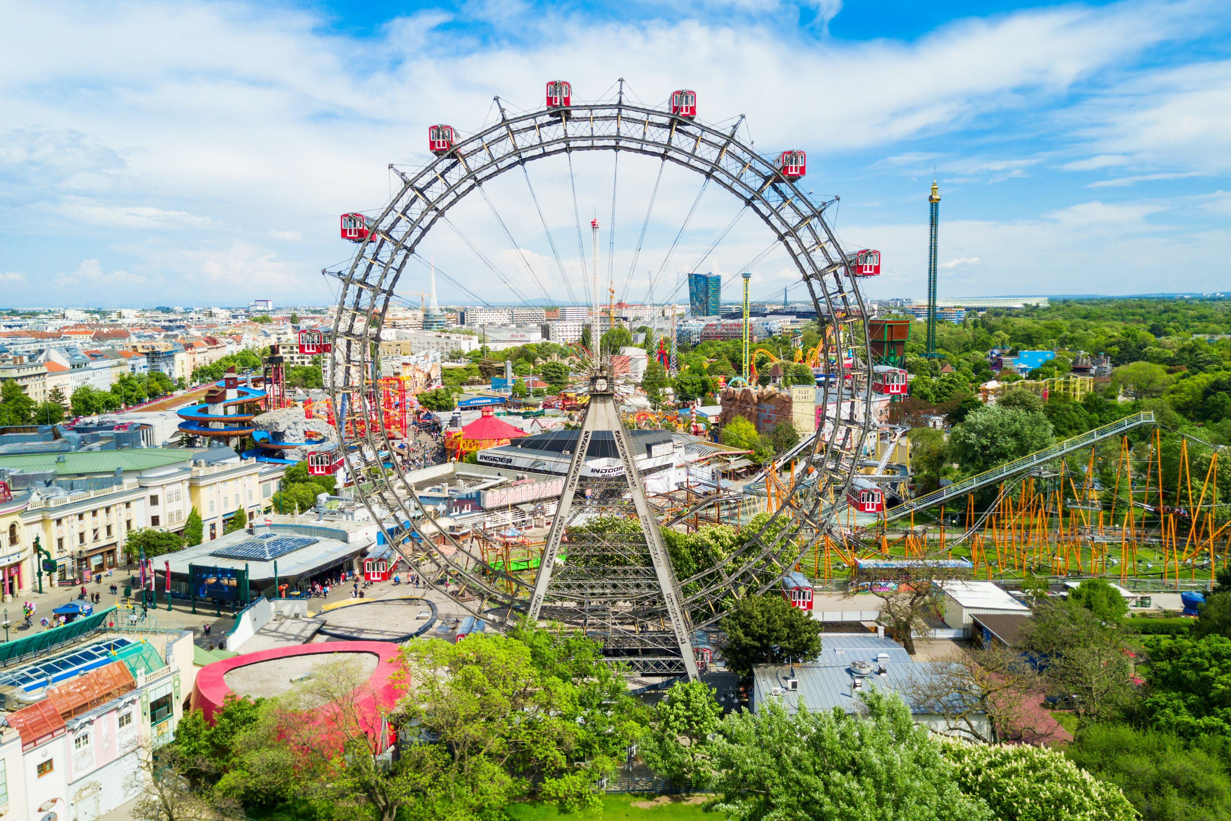Luftaufnahme des Wiener Riesenrads im Vergnügungspark Wurstelprater in Wien bei sonnigem Wetter.